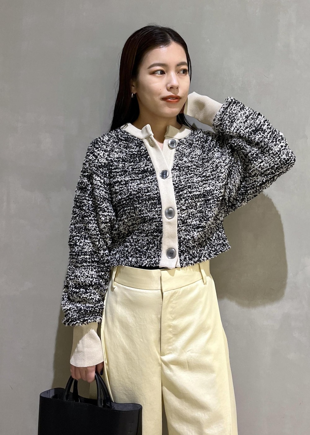 「AER、WEB限定、WEB限定商品、WEB限定アイテム、カーディガン、ニット、パンツ、ワイドパンツ、サテン、パンプス、シューズ、モノトーン、モノトーンコーデ、バッグ、ハンドバッグ」｜「ADAM ET ROPE'の【環境配慮】ビンテージサテンサイドタックパンツ（その他パンツ、イエロー系）」を使った、adamtanakaさん（レディース・158cm）の冬コーディネートの6枚目の写真