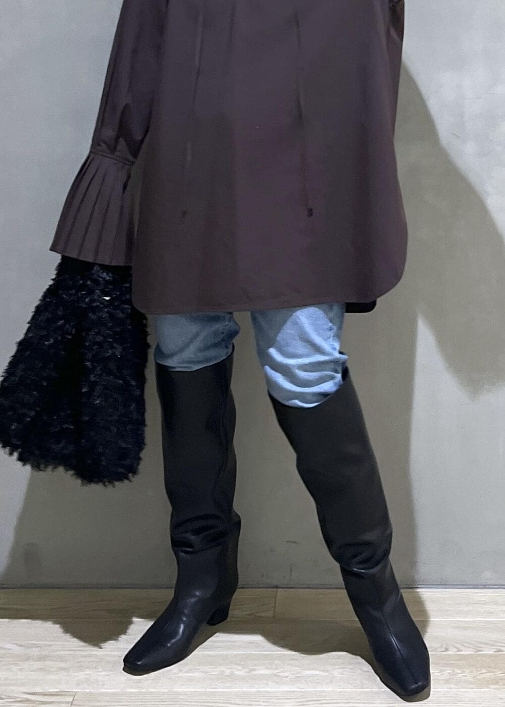 「バッグ、ハンドバッグ、プリーツ、Hai、ハイ、ネックレス、ブラック、ブラウン、長袖、ブラウス、シャツ、オーバーサイズ、ロング、ロングブーツ、ADAM ET ROPÉ」｜「ADAM ET ROPE'の【サステナブル】フリンジトート（ハンドバッグ、ブラック系）」を使った、adamtanakaさん（レディース・158cm）の夏コーディネートの8枚目の写真