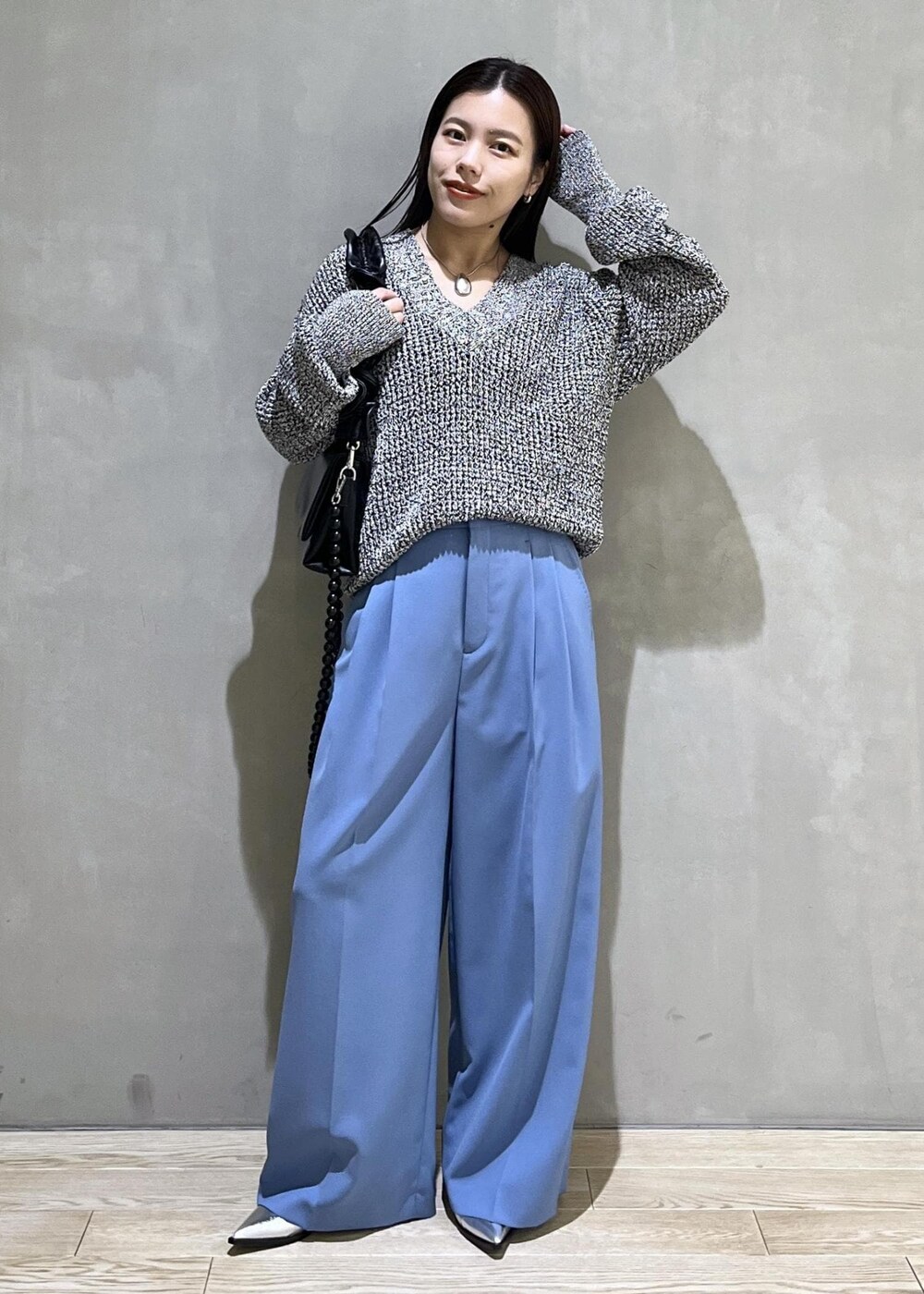 「メッシュ、パンツ、ワイドパンツ、スラックス、ブルー、パンプス、シルバー、バッグ、ショルダーバッグ、AER、WEB限定、WEB限定商品、WEB限定アイテム、アクセサリー、ネックレス」｜「ADAM ET ROPE'の【サステナブル】カスタムショルダーバッグ（ショルダーバッグ、ブラック系）」を使った、adamtanakaさん（レディース・158cm）の冬コーディネートの2枚目の写真