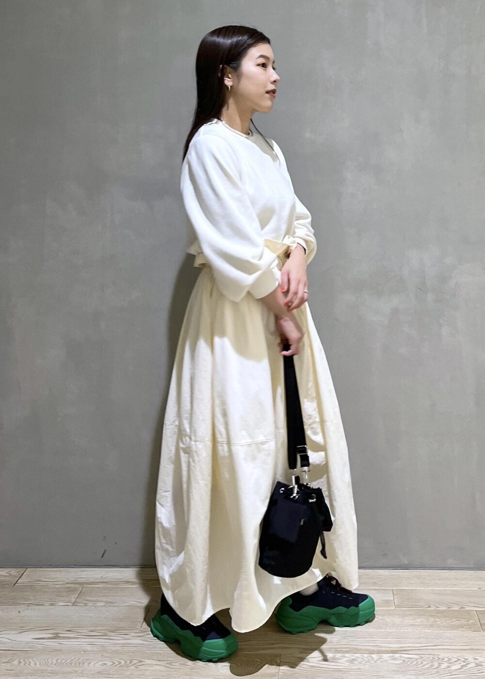 「バッグ、LACOSTE、ラコステ、チョーカー、SNaPMeAward23w、ショルダーバッグ、ワンピース、ADAM ET ROPÉ、FEMME、SDGs、サステナブル、骨格ストレート、イエベ、カジュアル、大人カジュアル」｜「ADAM ET ROPE'のメタルカーブチョーカー（チョーカー、シルバー系）」を使った、adamtanakaさん（レディース・158cm）の冬コーディネートの3枚目の写真