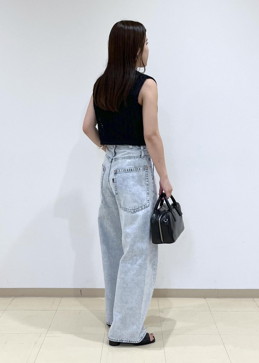 「デニム、サンダル、ブーツ、ベルト、バッグ、ハンドバッグ、ブラックコーデ、ブラック、メッシュ、24ss春の新作、24ss夏の新作、ADAM ET ROPÉ、FEMME、SDGs、サステナブル」｜「ADAM ET ROPE'のストレッチブーツサンダル（ブーツ、ブラック系）」を使った、adamtanakaさん（レディース・158cm）の春コーディネートの5枚目の写真
