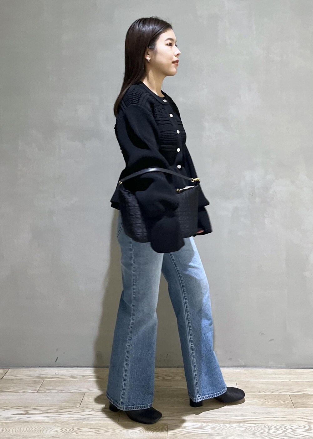 「ROLLAS、ローラス、ローラスデニム、GANNI、ガニー、WEB限定、WEB限定商品、WEB限定アイテム、AER、ペプラム、デニム、バッグ、ハンドバッグ、ブーツ、ブラックコーデ」｜「ADAM ET ROPE'のラムレザーミドルブーツ（ブーツ、ブラック系）」を使った、adamtanakaさん（レディース・158cm）の冬コーディネートの3枚目の写真
