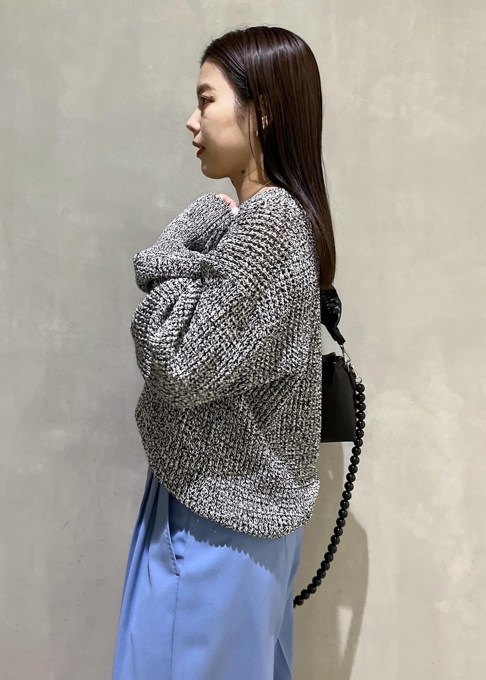 「メッシュ、パンツ、ワイドパンツ、スラックス、ブルー、パンプス、シルバー、バッグ、ショルダーバッグ、AER、WEB限定、WEB限定商品、WEB限定アイテム、アクセサリー、ネックレス」｜「ADAM ET ROPE'の【サステナブル】カスタムショルダーバッグ（ショルダーバッグ、ブラック系）」を使った、adamtanakaさん（レディース・158cm）の冬コーディネートの10枚目の写真