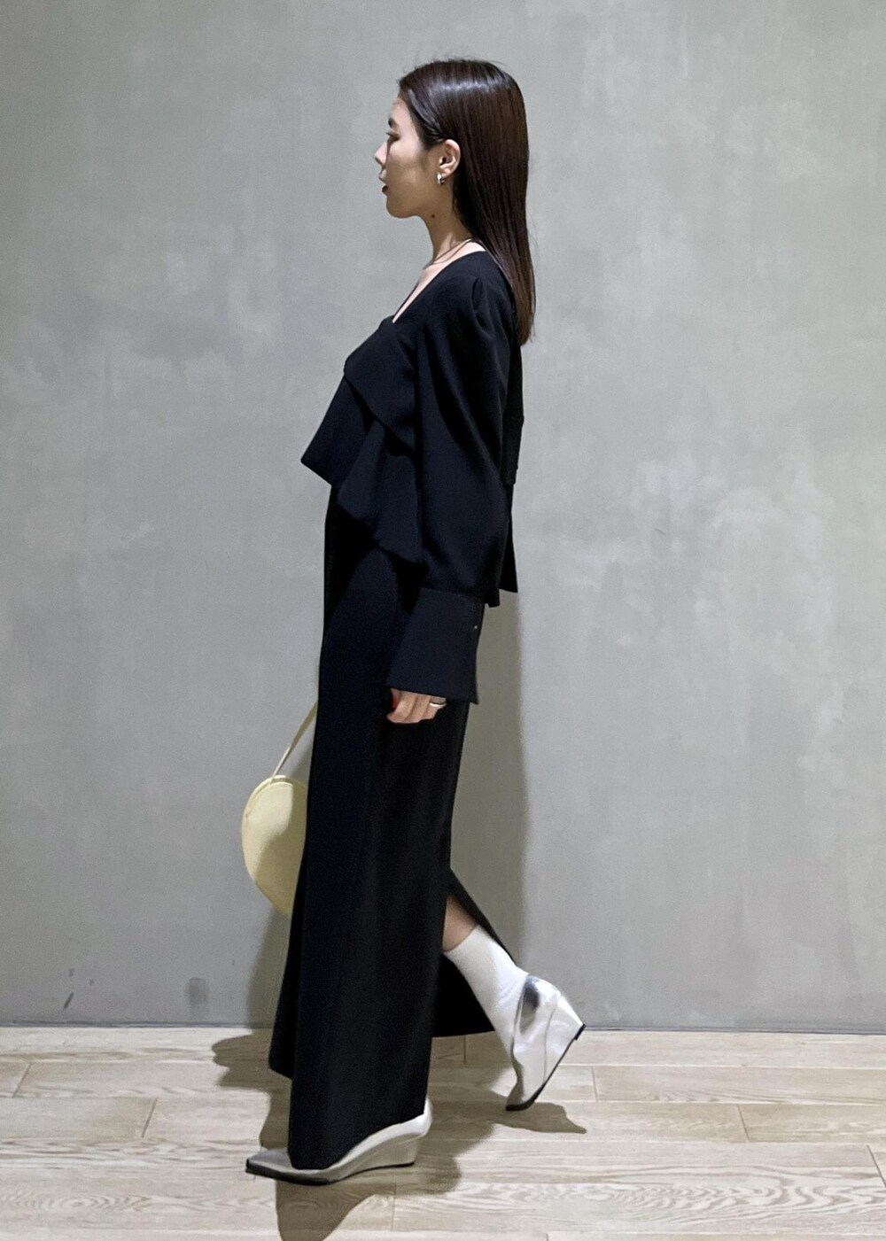 シルバー系のパンプスを着用したレディースの冬コーディネートの5枚目の写真