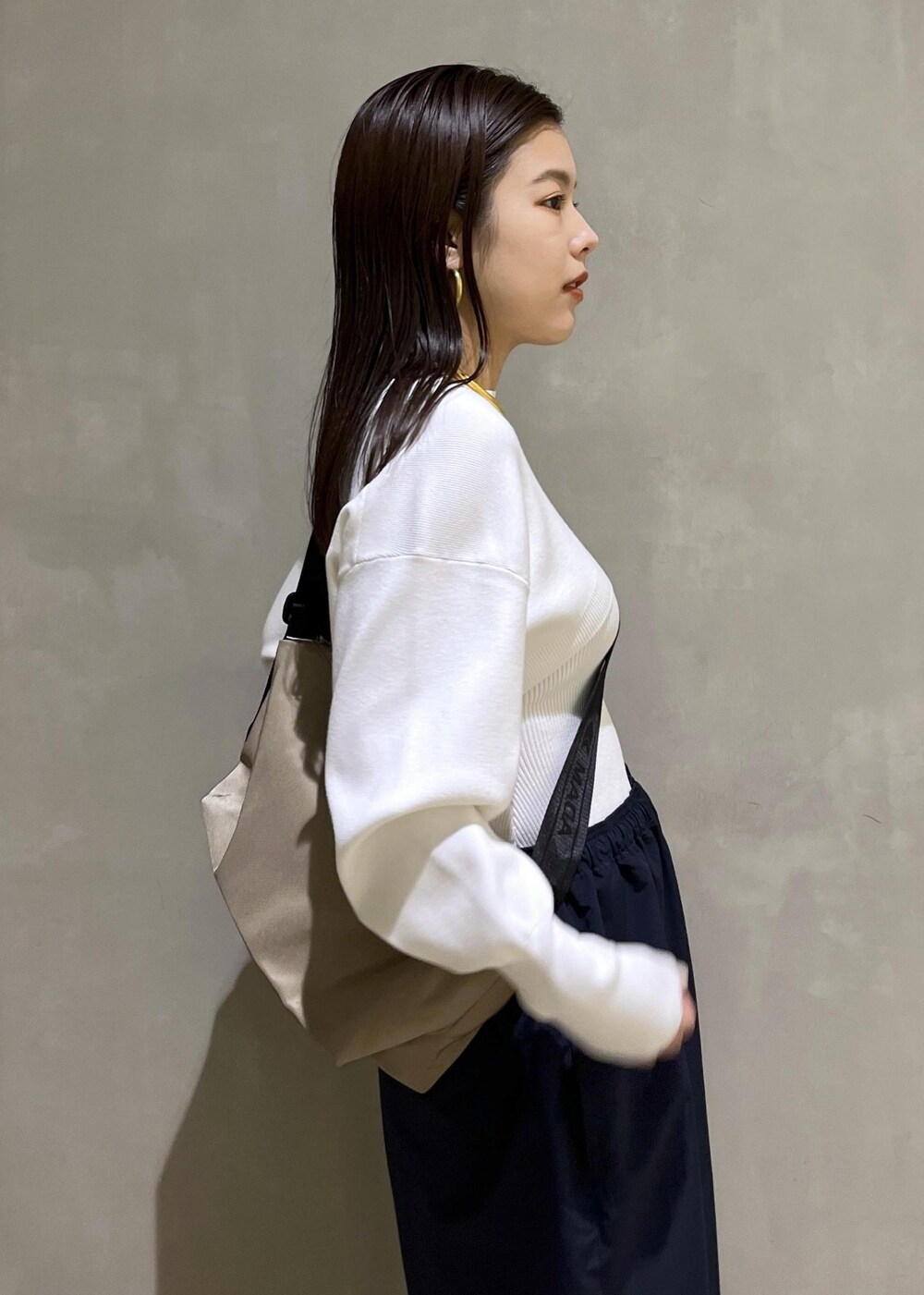 「ナイロンパンツ、バッグ、チョーカー、LACOSTE、ラコステ、PARROTTCANVAS、パロットキャンバス、ホワイト、ニット、パンツ、ネイビー、スニーカー、ADAM ET ROPÉ、FEMME、SDGs」｜「ADAM ET ROPE'のメタルカーブチョーカー（チョーカー、ゴールド系）」を使った、adamtanakaさん（レディース・158cm）の冬コーディネートの6枚目の写真