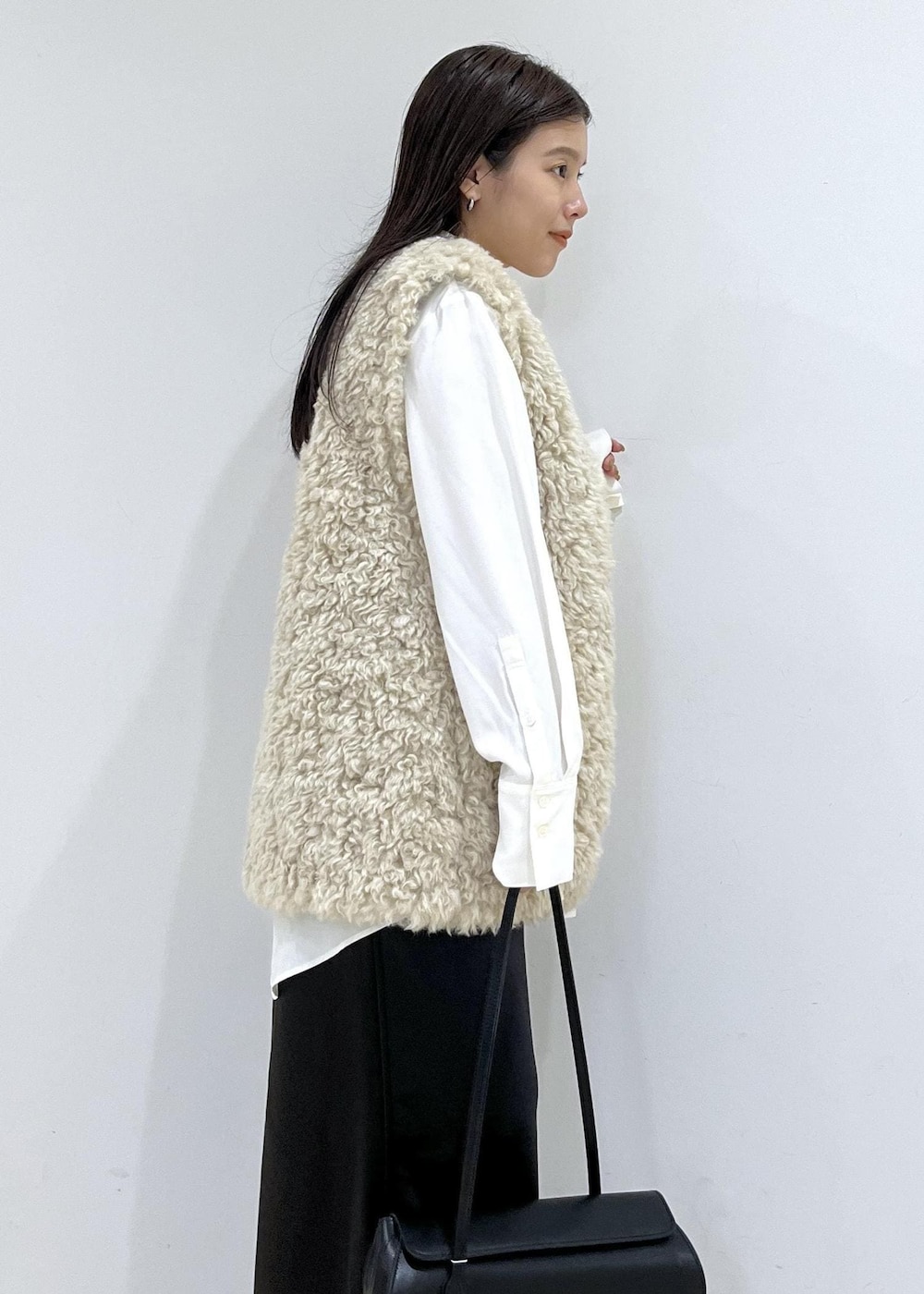 ベージュ系のその他アウター、ブラック系のショルダーバッグ、ブラック系のスニーカーを着用したレディースの秋コーディネートの10枚目の写真