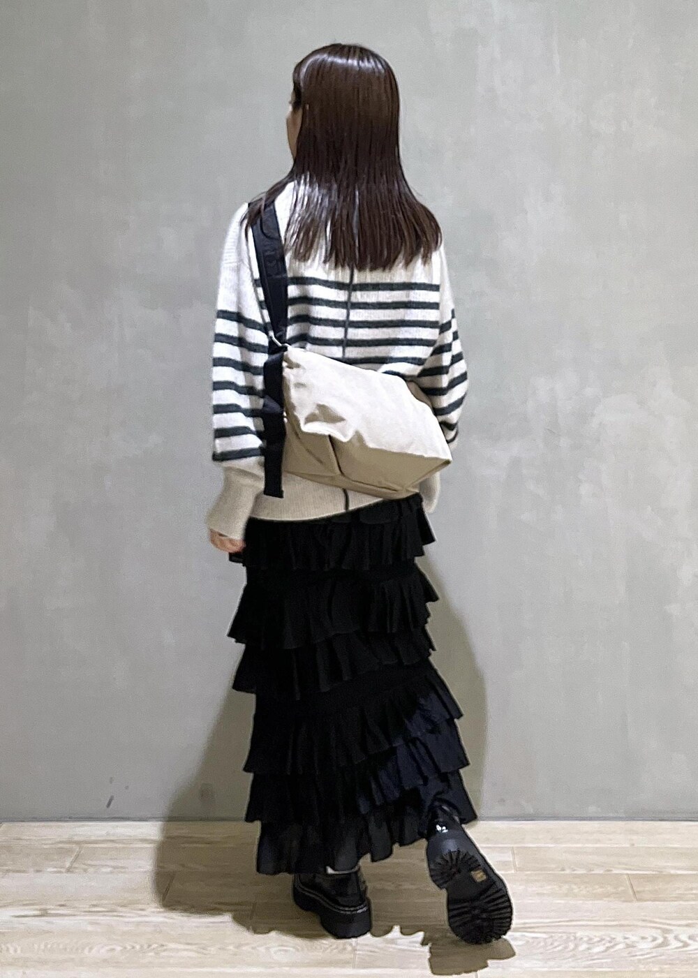 「バッグ、proenzaschouler、プロエンザスクーラー、ふわふわニット、WEB限定、WEB限定商品、WEB限定アイテム、SNaPMeAward23w、ニット、ボーダー、スカート、ローファー、ADAM ET ROPÉ、FEMME、SDGs」｜「ADAM ET ROPE'の【WEB限定】FOXWOOLミックス畦ニットプルオーバー（ニット/セーター、グレー系）」を使った、adamtanakaさん（レディース・158cm）の冬コーディネートの4枚目の写真
