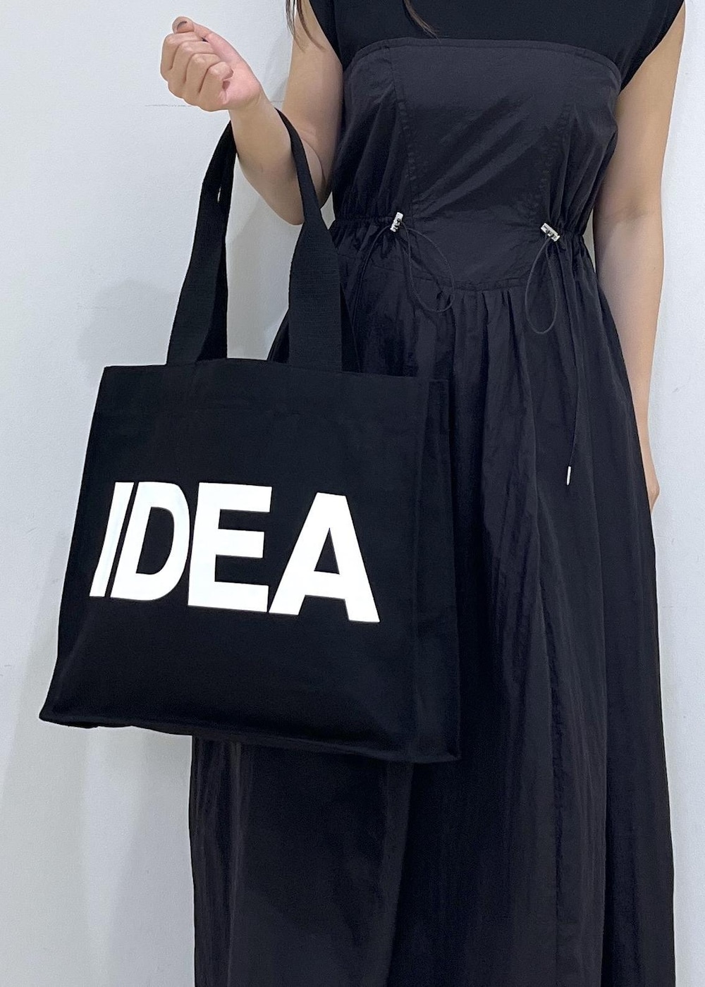 「ワンピース、サンダル、ブラックコーデ、バッグ、トートバッグ、IDEA、アイデア、ブラック、モード、ADAM ET ROPÉ、FEMME、SDGs、サステナブル、骨格ストレート、イエベ」｜「ADAM ET ROPE'のストレッチブーツサンダル（ブーツ、ブラック系）」を使った、adamtanakaさん（レディース・158cm）の夏コーディネートの10枚目の写真
