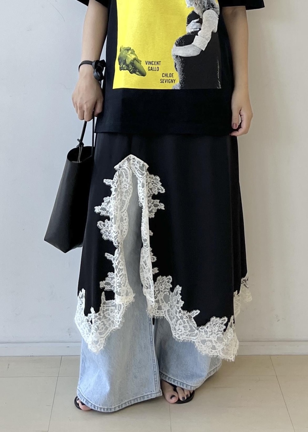 ブラック系のスカート、ブラック系のショルダーバッグ、グレー系のTシャツ/カットソーを着用したレディースの夏コーディネートの8枚目の写真