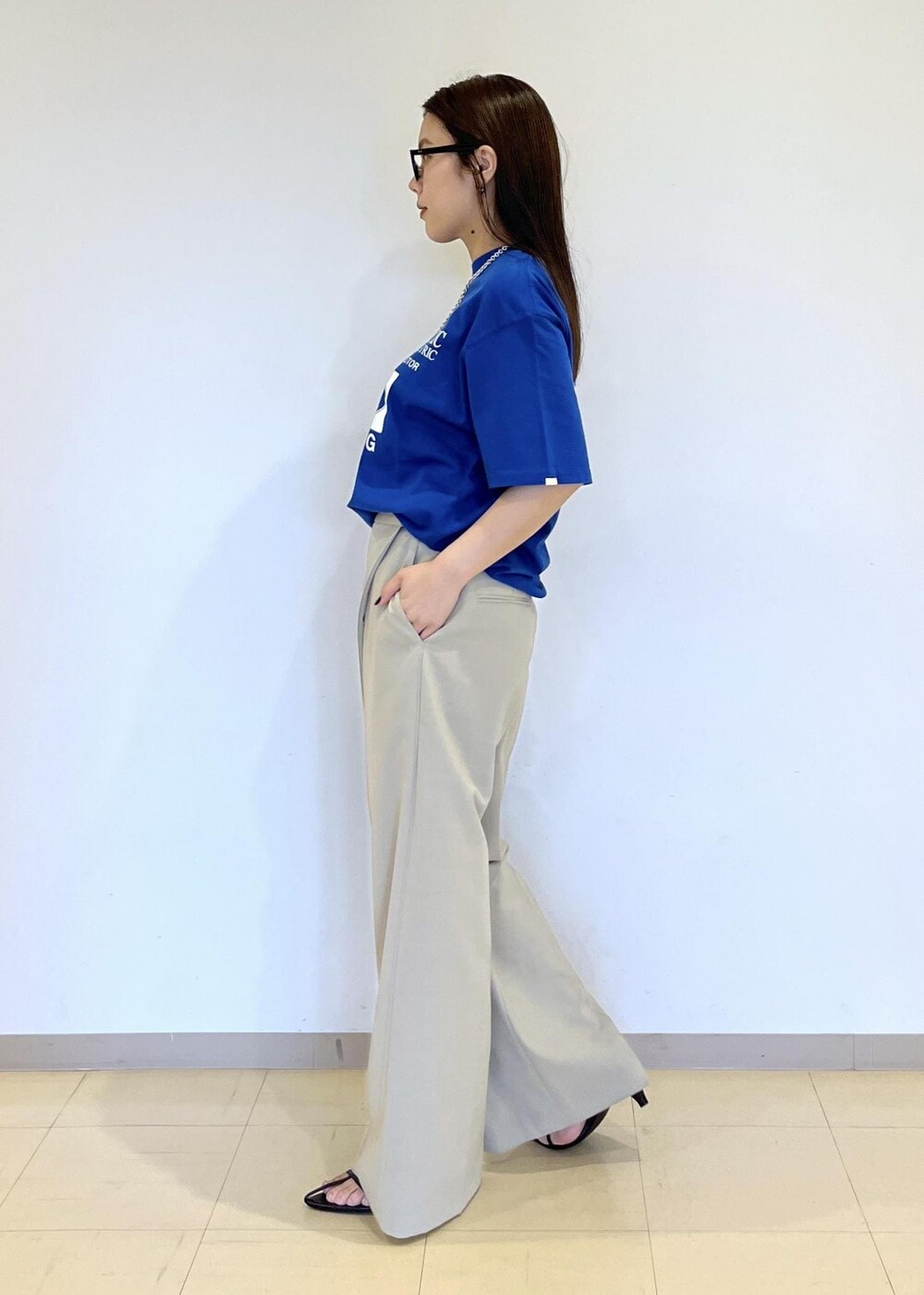 「バッグ、ミニバッグ、24ss夏の新作、oblada、オブラダ、ブルー、Tシャツ、ロゴ、プリント、パンツ、ADAM ET ROPÉ、FEMME、SDGs、サステナブル、骨格ストレート」｜「ADAM ET ROPE'の【サステナブル】ナロークロスストラップサンダル（サンダル、ブラック系）」を使った、adamtanakaさん（レディース・158cm）の夏コーディネートの3枚目の写真