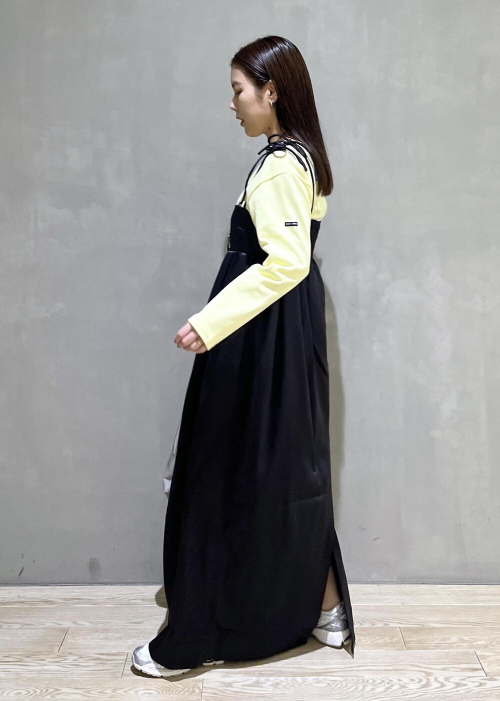「24ss春の新作、GANNI、ガニー、SAINTJAMES、セントジェームス、Newbalance、ニューバランス、AMOMENTO、アモーメント、イエロー、ブラック、カットソー、キャミワンピ、バッグ、ハンドバッグ」|adamtanakaさん(レディース・158cm)の冬コーディネートの3枚目の写真