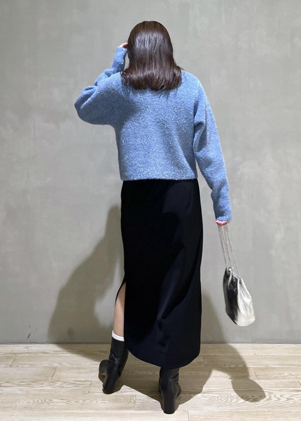 「ラメ、キラキラニット、クリスマス、クリスマスコーデ、デート、バッグ、チェーンバッグ、シルバー、AER、WEB限定、WEB限定商品、WEB限定アイテム、SNaPMeAward23w、ブルー、ニット」｜「ADAM ET ROPE'のラムレザーミドルブーツ（ブーツ、ブラック系）」を使った、adamtanakaさん（レディース・158cm）の冬コーディネートの4枚目の写真