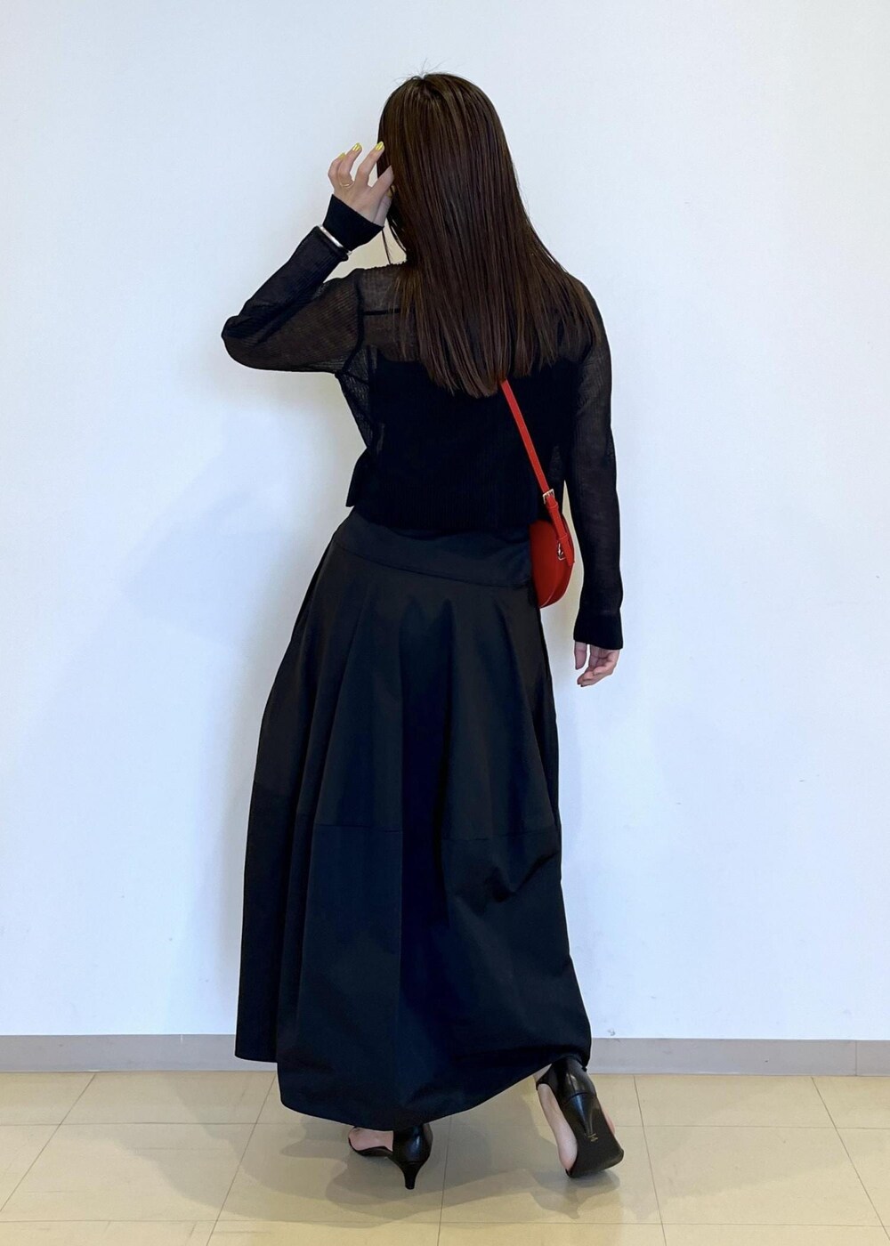 「ブラックコーデ、プリーツ、MOL、バッグ、ハート、ブラック、ショルダーバッグ、長袖、シアー、スカート、ロング、フレア、サンダル、ストラップ、ADAM ET ROPÉ」｜「ADAM ET ROPE'の【サステナブル】ナロークロスストラップサンダル（サンダル、ブラック系）」を使った、adamtanakaさん（レディース・158cm）の春コーディネートの3枚目の写真