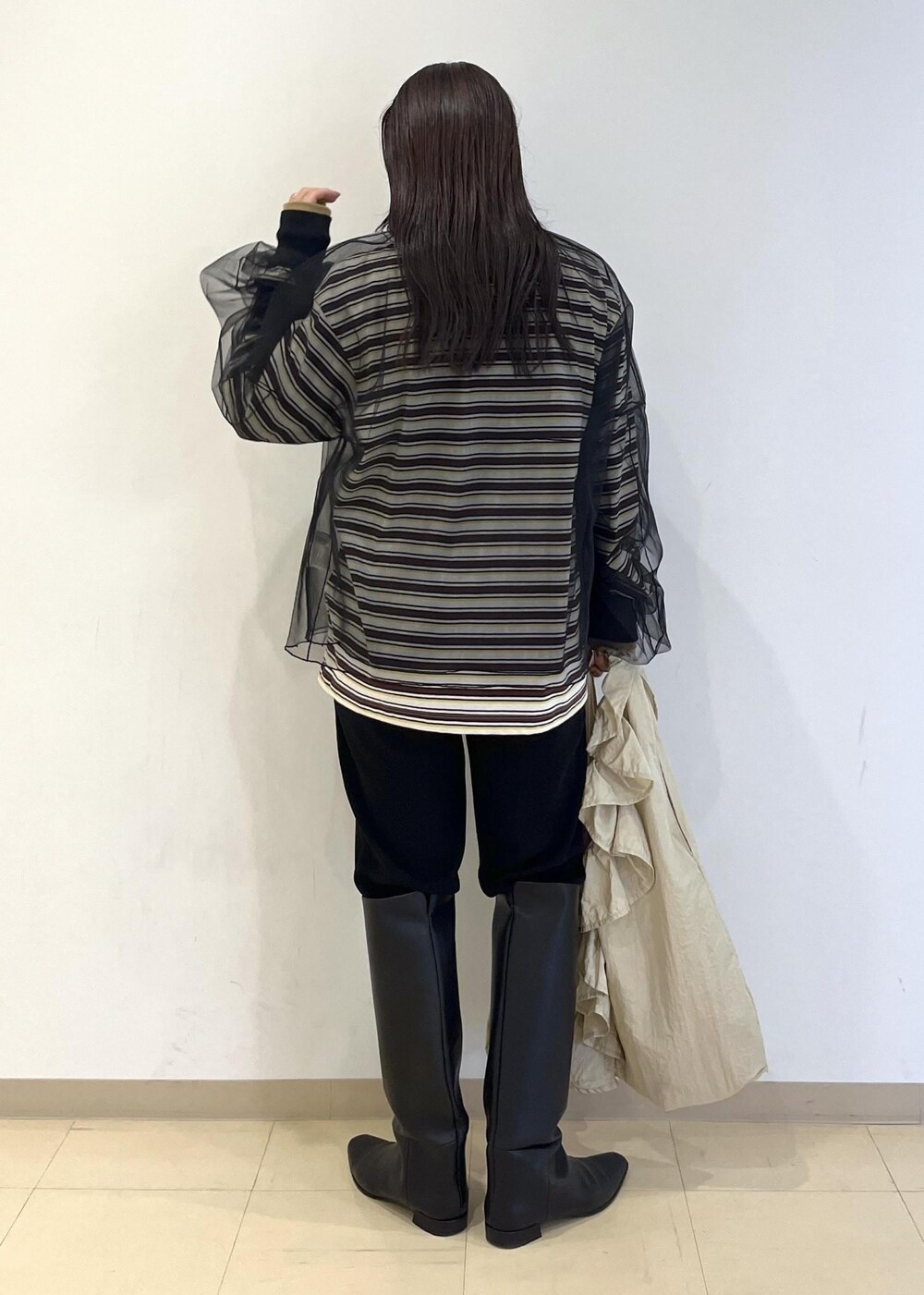「JACKSONMATISSE、ジャクソンマティス、別注、ロンT、チュール、シアー、ボーダー、初秋コーデ、秋コーデ、お出かけコーデ、モード、大人カジュアル、レイヤード、カジュアルコーデ、別注アイテム」｜「ADAM ET ROPE'の【洗える】オーバーチュールプルオーバー（Tシャツ/カットソー、ブラック系）」を使った、adamtanakaさん（レディース・158cm）の秋コーディネートの5枚目の写真