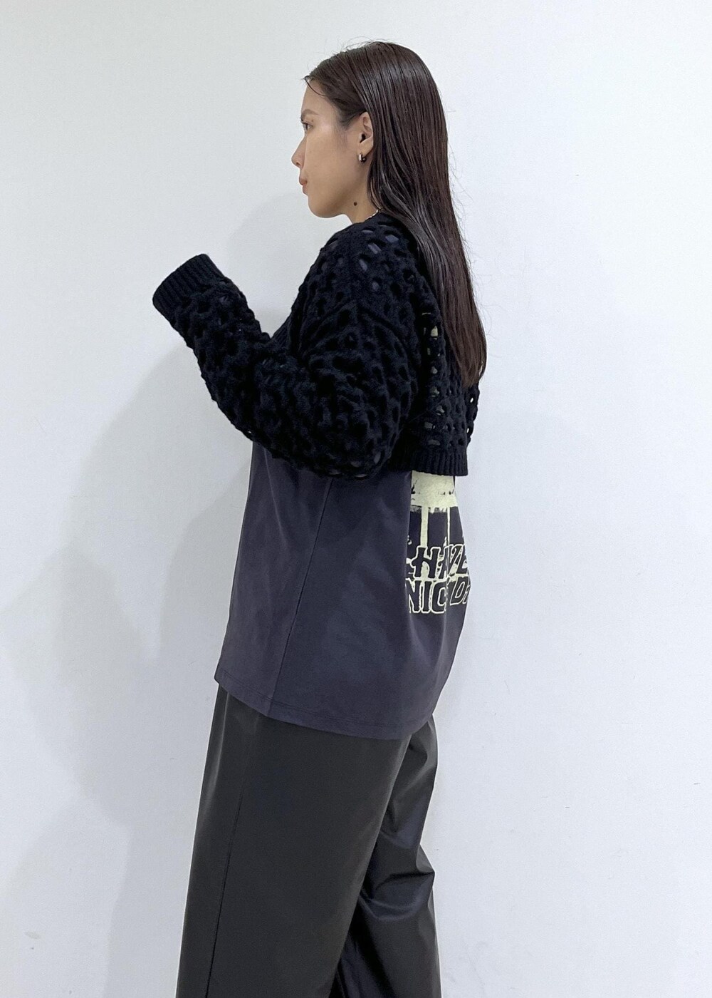 「GANNI、ガニー、ニット、ボレロ、ブラック、ハンドバッグ、長袖、ポインテッドトゥ、ヒール、初秋コーデ、秋コーデ、お出かけコーデ、モード、大人カジュアル、レイヤード」|「ADAM ET ROPE'のアイレットボレロカーディガン(カーディガン/ボレロ、ブラック系)」を使った、adamtanakaさん(レディース・158cm)の夏コーディネートの8枚目の写真