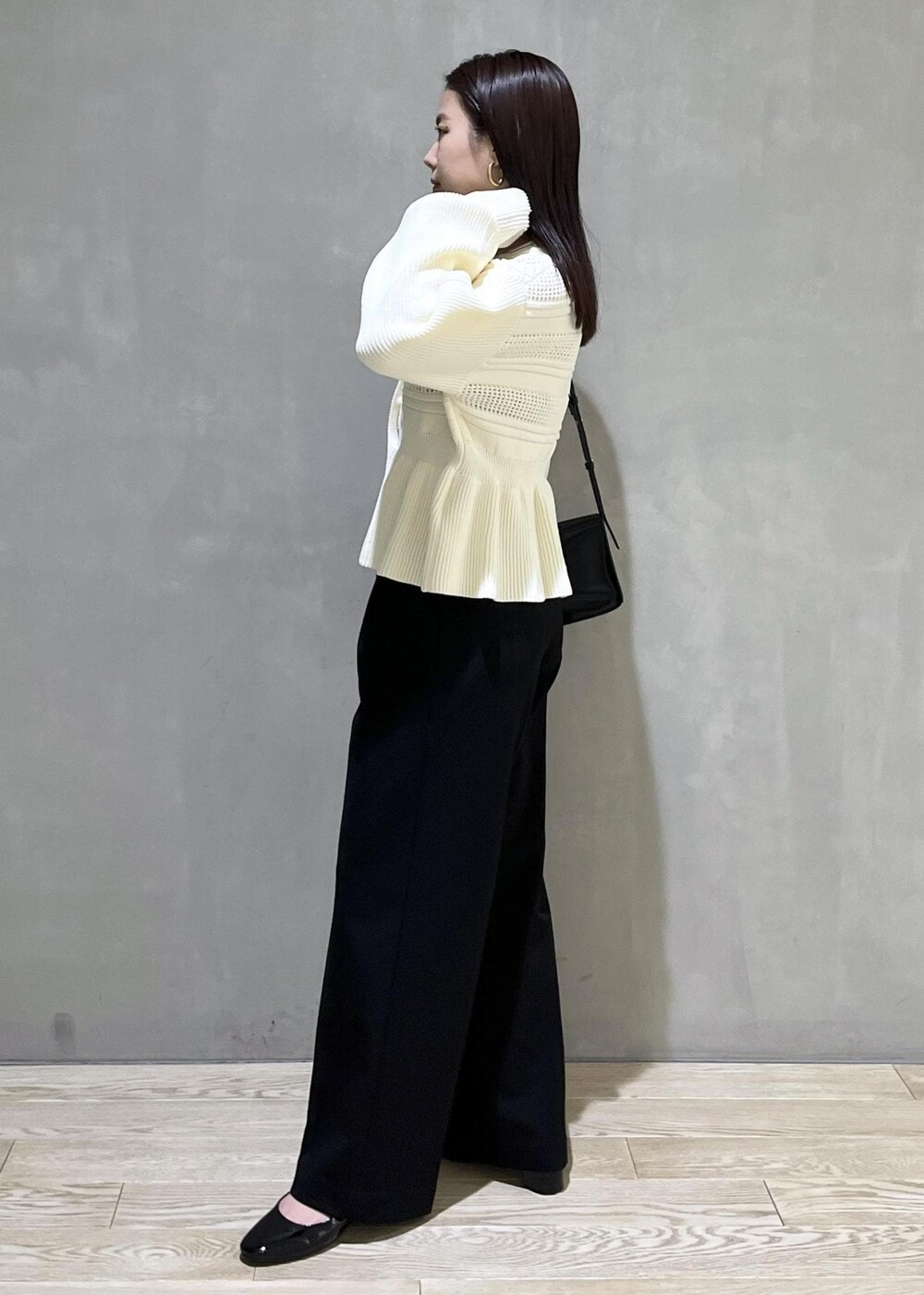 「バッグ、ワイドパンツ、ペプラム、WEB限定、WEB限定商品、WEB限定アイテム、AER、ADAM ET ROPÉ、FEMME、SDGs、サステナブル、骨格ストレート、イエベ、きれいめ、きれいめカジュアル」｜「ADAM ET ROPE'のエナメルウォレットショルダーバッグ（ショルダーバッグ、ブラック系）」を使った、adamtanakaさん（レディース・158cm）の冬コーディネートの3枚目の写真
