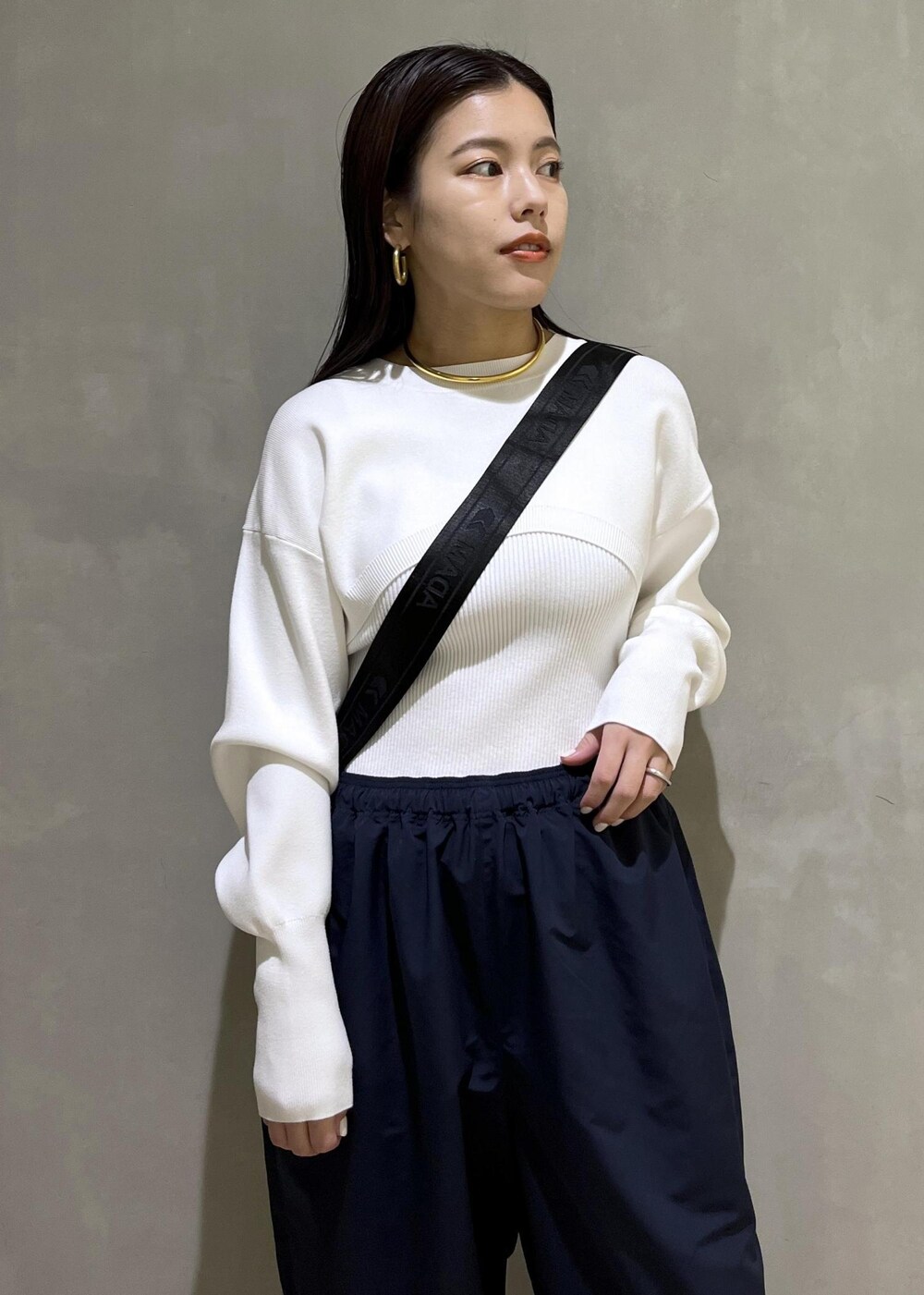 「ナイロンパンツ、バッグ、チョーカー、LACOSTE、ラコステ、PARROTTCANVAS、パロットキャンバス、ホワイト、ニット、パンツ、ネイビー、スニーカー、ADAM ET ROPÉ、FEMME、SDGs」｜「ADAM ET ROPE'のメタルカーブチョーカー（チョーカー、ゴールド系）」を使った、adamtanakaさん（レディース・158cm）の冬コーディネートの5枚目の写真
