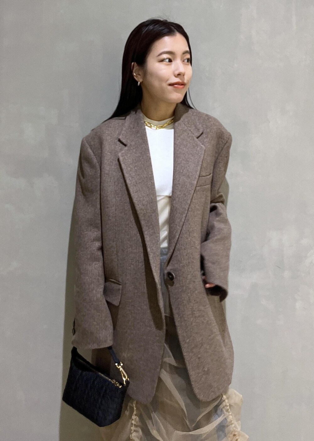 「デニム、シアー、パンプス、バッグ、ミニバッグ、ROLLAS、ローラス、ローラスデニム、GANNI、ガニー、LOW CLASSIC、LOWCLASSIC、ロウクラシック、ブラウンコーデ、ADAM ET ROPÉ」｜「ADAM ET ROPE'のフォルムウェッジパンプス（パンプス、ブラック系）」を使った、adamtanakaさん（レディース・158cm）の冬コーディネートの6枚目の写真