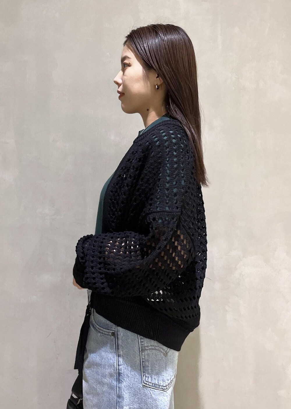 「WEB限定、WEB限定商品、WEB限定アイテム、Sporty&rich、スポーティーアンドリッチ、Levis、リーバイス、BIOTOP、別注、メッシュ、ロゴ、バギーデニム、バッグ、ボディバッグ、24ss春の新作」｜「ADAM ET ROPE'のフォルムウェッジパンプス（パンプス、ブラック系）」を使った、adamtanakaさん（レディース・158cm）の春コーディネートの7枚目の写真