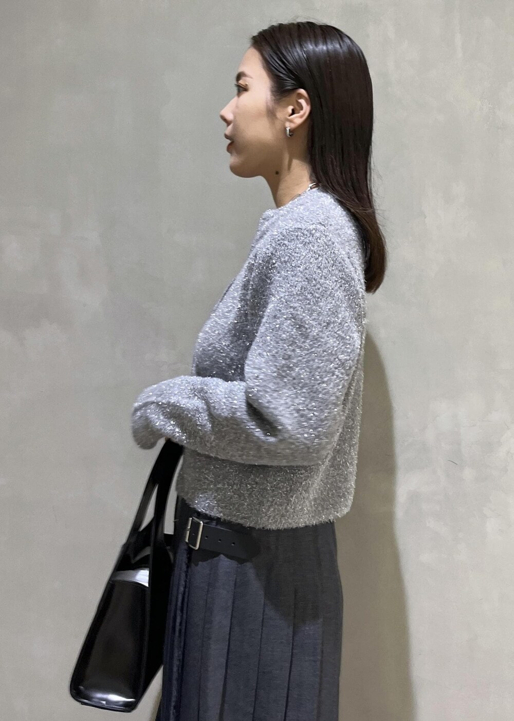 「ロングブーツ、ラメ、WEB限定、WEB限定商品、WEB限定アイテム、アクセサリー、ネックレス、シルバー、ブラック、ハンドバッグ、グレー、ニット、スカート、プリーツ、膝丈」|「O'NEIL of DUBLINの【O'Neil of Dublin for ADAM ET ROPE'】FASHION MIDI SKIRT(スカート、グレー系)」を使った、adamtanakaさん(レディース・158cm)の秋コーディネートの7枚目の写真