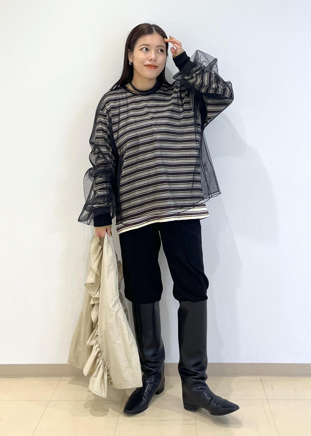 「JACKSONMATISSE、ジャクソンマティス、別注、ロンT、チュール、シアー、ボーダー、初秋コーデ、秋コーデ、お出かけコーデ、モード、大人カジュアル、レイヤード、カジュアルコーデ、別注アイテム」｜「ADAM ET ROPE'の【洗える】オーバーチュールプルオーバー（Tシャツ/カットソー、ブラック系）」を使った、adamtanakaさん（レディース・158cm）の秋コーディネートの2枚目の写真