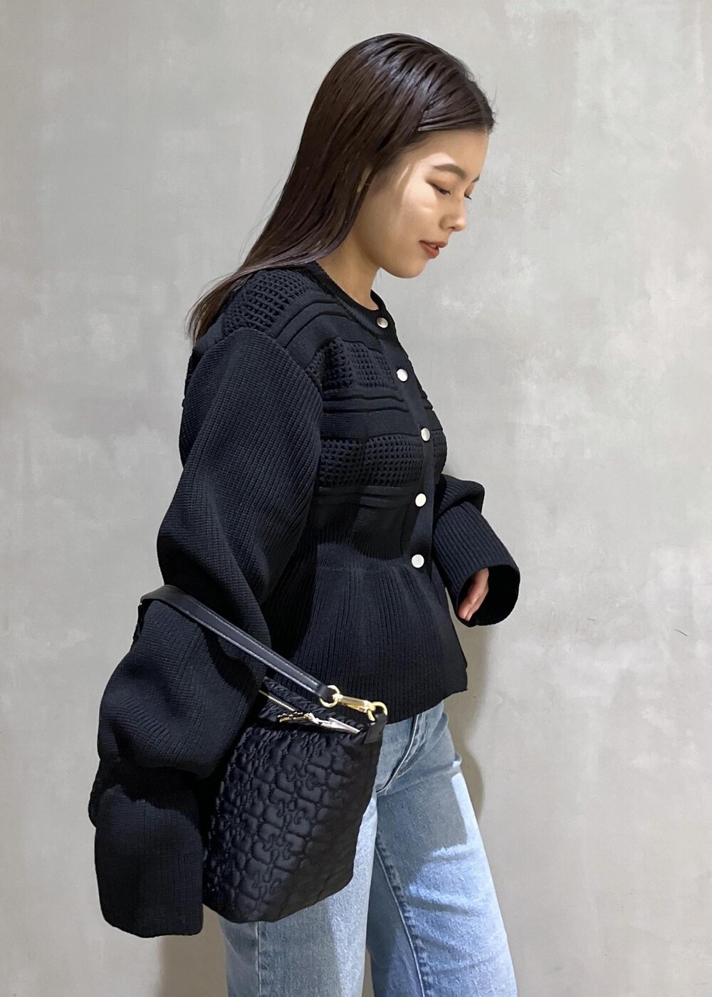 「ROLLAS、ローラス、ローラスデニム、GANNI、ガニー、WEB限定、WEB限定商品、WEB限定アイテム、AER、ペプラム、デニム、バッグ、ハンドバッグ、ブーツ、ブラックコーデ」｜「ADAM ET ROPE'のラムレザーミドルブーツ（ブーツ、ブラック系）」を使った、adamtanakaさん（レディース・158cm）の冬コーディネートの7枚目の写真