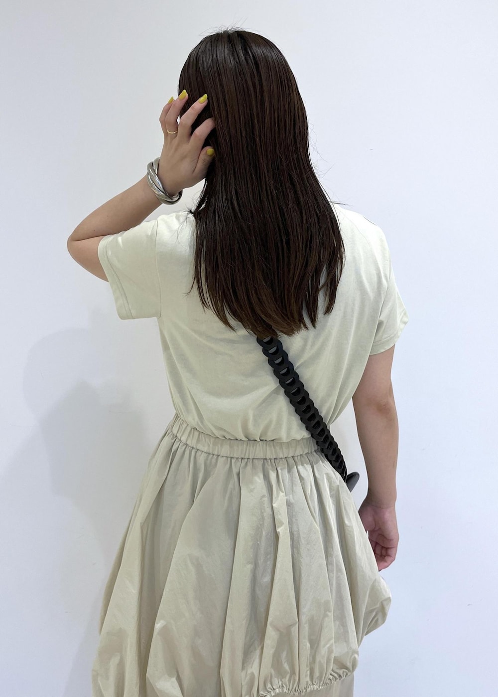 「24ss春の新作、24ss夏の新作、バッグ、ミニバッグ、Benamun、バングル、ワンピース、ADAM ET ROPÉ、FEMME、SDGs、サステナブル、骨格ストレート、イエベ、カジュアル、大人カジュアル」｜「ADAM ET ROPE'の【洗える】アシメバルーンワンピース（ワンピース、ベージュ系）」を使った、adamtanakaさん（レディース・158cm）の春コーディネートの9枚目の写真