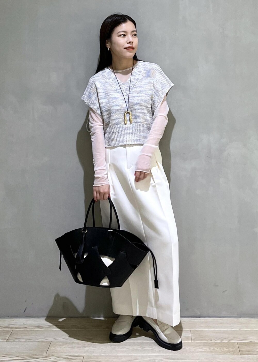 ホワイト系のローファー、ブラック系のトートバッグ、ホワイト系のスカートを着用したレディースの春コーディネートの2枚目の写真