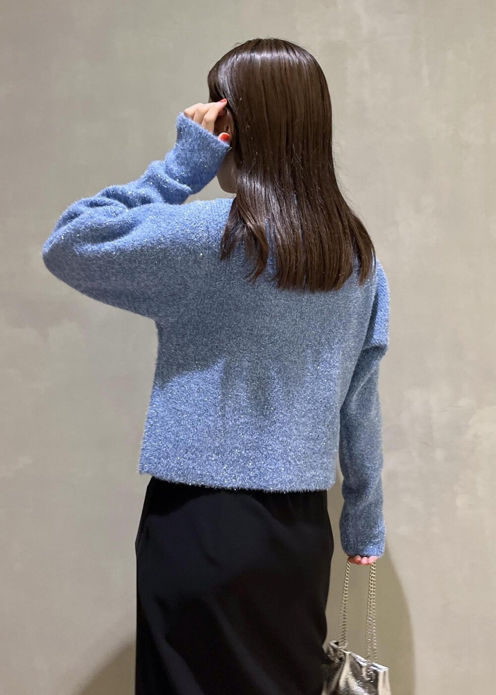 「ラメ、キラキラニット、クリスマス、クリスマスコーデ、デート、バッグ、チェーンバッグ、シルバー、AER、WEB限定、WEB限定商品、WEB限定アイテム、SNaPMeAward23w、ブルー、ニット」｜「ADAM ET ROPE'のラムレザーミドルブーツ（ブーツ、ブラック系）」を使った、adamtanakaさん（レディース・158cm）の冬コーディネートの8枚目の写真