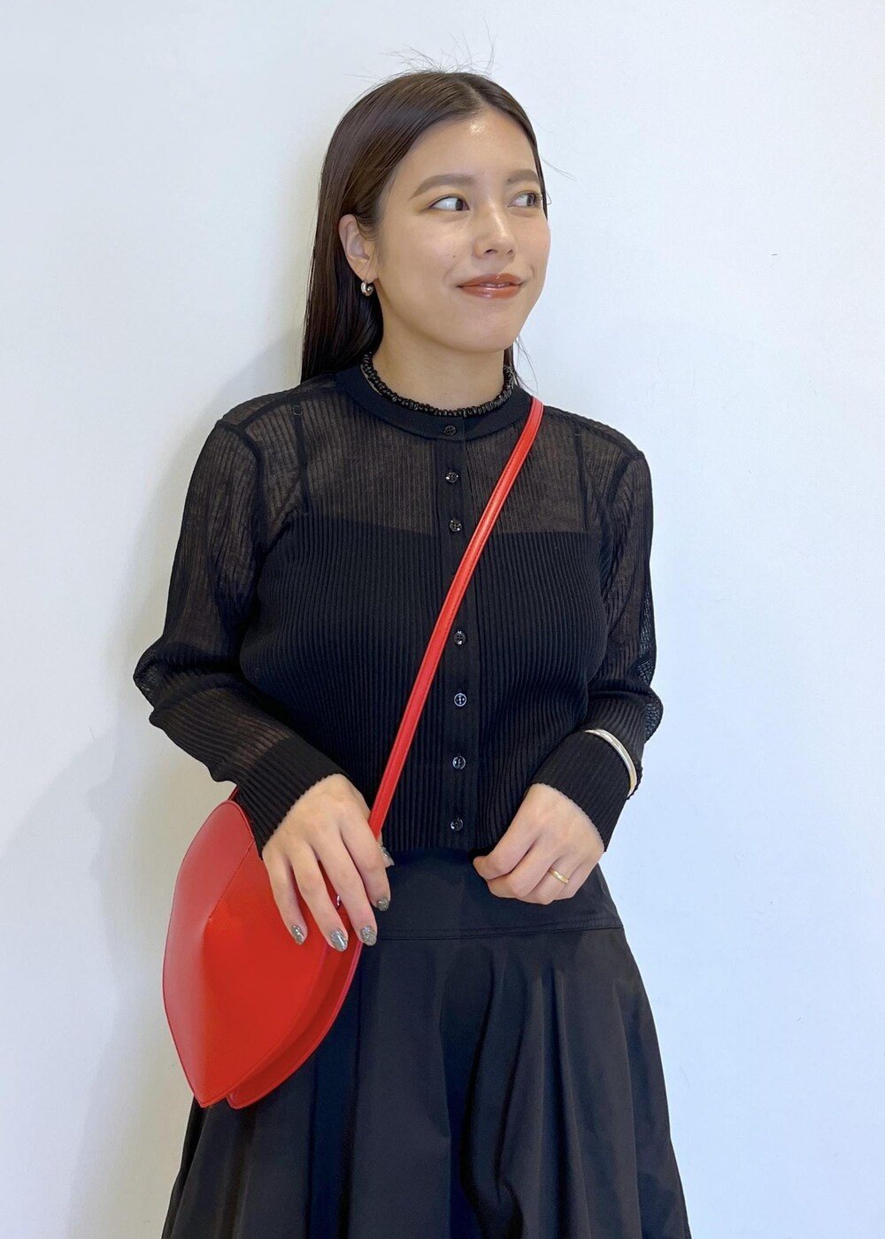 「ブラックコーデ、プリーツ、MOL、バッグ、ハート、ブラック、ショルダーバッグ、長袖、シアー、スカート、ロング、フレア、サンダル、ストラップ、ADAM ET ROPÉ」｜「ADAM ET ROPE'の【サステナブル】ナロークロスストラップサンダル（サンダル、ブラック系）」を使った、adamtanakaさん（レディース・158cm）の春コーディネートの5枚目の写真