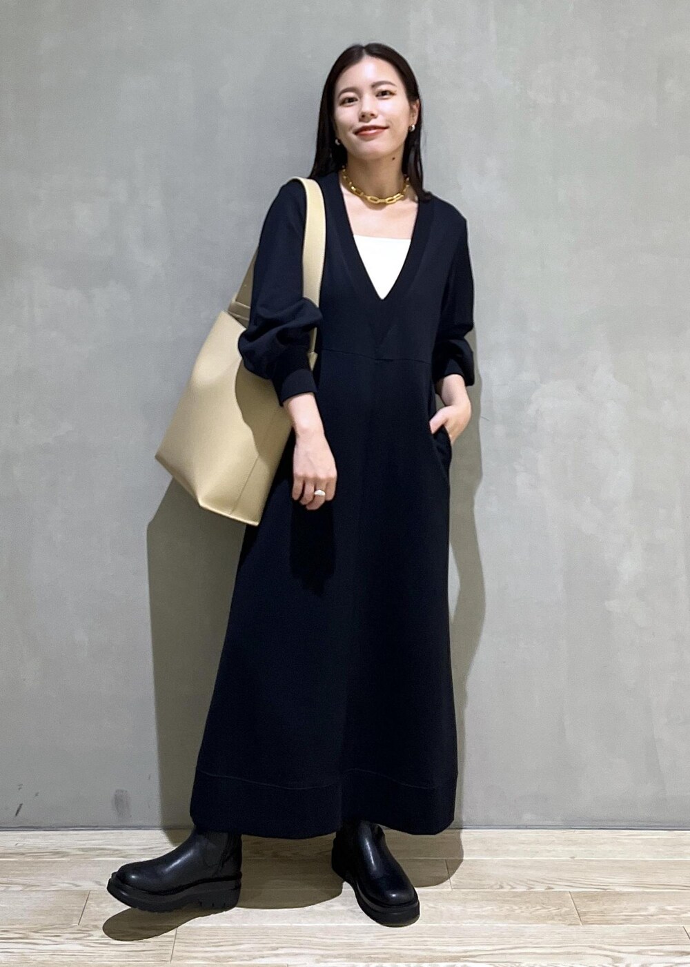 「バッグ、キャミソール、ブラック、ネックレス、アクセサリー、ADAM ET ROPÉ、FEMME、SDGs、サステナブル、骨格ストレート、イエベ、きれいめカジュアル、大人カジュアル、レイヤード、秋」｜「ADAM ET ROPE'の［新色追加］トラックソールストレッチブーツ（ブーツ、ブラック系）」を使った、adamtanakaさん（レディース・158cm）の秋コーディネートの2枚目の写真