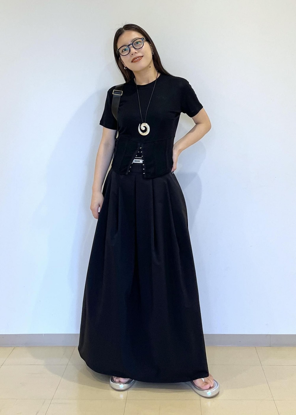 「バッグ、ショルダーバッグ、24ss夏の新作、ブラック、ブラックコーデ、ADAM ET ROPÉ、FEMME、SDGs、サステナブル、骨格ストレート、イエベ、カジュアル、大人カジュアル、モード、夏」｜「ADAM ET ROPE'の【サステナブル】ムスビショルダーバッグ（ショルダーバッグ、ブラック系）」を使った、adamtanakaさん（レディース・158cm）の夏コーディネートの2枚目の写真