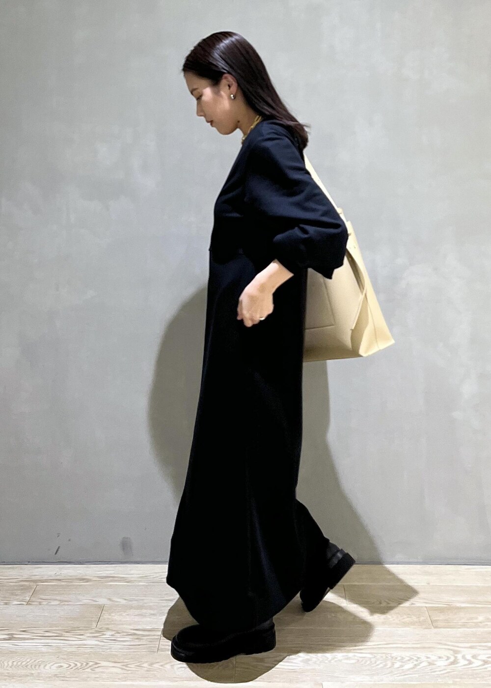 「バッグ、キャミソール、ブラック、ネックレス、アクセサリー、ADAM ET ROPÉ、FEMME、SDGs、サステナブル、骨格ストレート、イエベ、きれいめカジュアル、大人カジュアル、レイヤード、秋」｜「ADAM ET ROPE'の［新色追加］トラックソールストレッチブーツ（ブーツ、ブラック系）」を使った、adamtanakaさん（レディース・158cm）の秋コーディネートの3枚目の写真