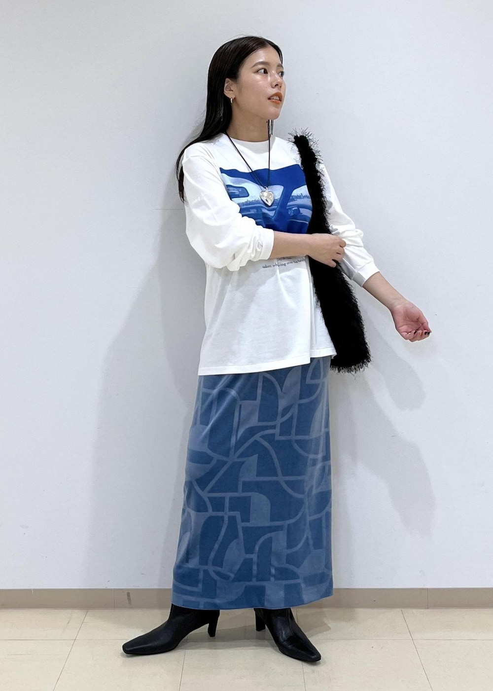 「ジェーンスミス、JANESMITH、クルーネック、プリント、ブルー、ロング、タイトスカート、ヒール、初秋コーデ、秋コーデ、デートコーデ、お出かけコーデ、モード、大人カジュアル、スカートスタイル」|「ADAM ET ROPE'の【洗える】エンボスベロアスカート(スカート、ブルー系)」を使った、adamtanakaさん(レディース・158cm)の夏コーディネートの3枚目の写真