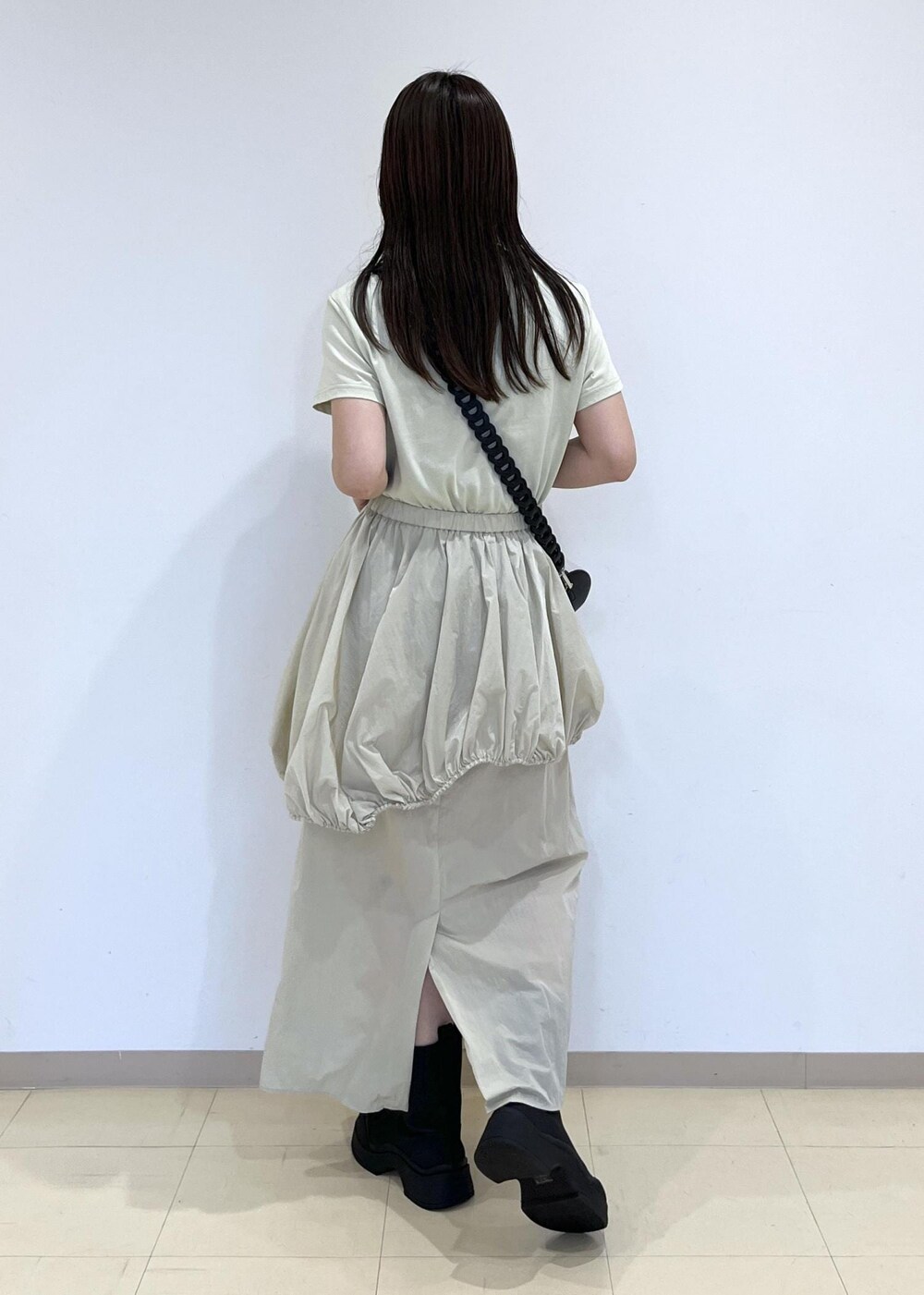 「24ss春の新作、24ss夏の新作、バッグ、ミニバッグ、Benamun、バングル、ワンピース、ADAM ET ROPÉ、FEMME、SDGs、サステナブル、骨格ストレート、イエベ、カジュアル、大人カジュアル」｜「ADAM ET ROPE'の【洗える】アシメバルーンワンピース（ワンピース、ベージュ系）」を使った、adamtanakaさん（レディース・158cm）の春コーディネートの5枚目の写真