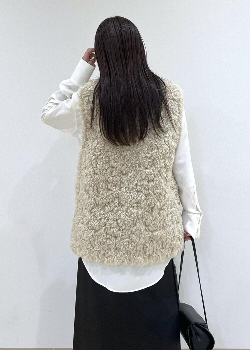 ベージュ系のその他アウター、ブラック系のショルダーバッグ、ブラック系のスニーカーを着用したレディースの秋コーディネートの9枚目の写真