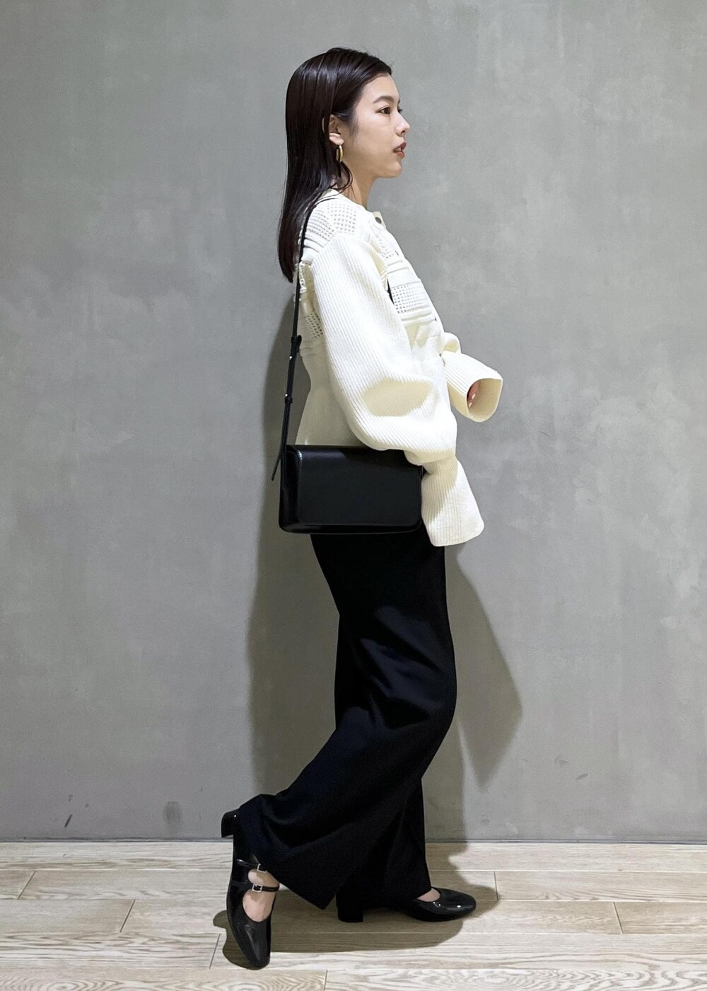 「バッグ、ワイドパンツ、ペプラム、WEB限定、WEB限定商品、WEB限定アイテム、AER、ADAM ET ROPÉ、FEMME、SDGs、サステナブル、骨格ストレート、イエベ、きれいめ、きれいめカジュアル」｜「ADAM ET ROPE'のエナメルウォレットショルダーバッグ（ショルダーバッグ、ブラック系）」を使った、adamtanakaさん（レディース・158cm）の冬コーディネートの5枚目の写真