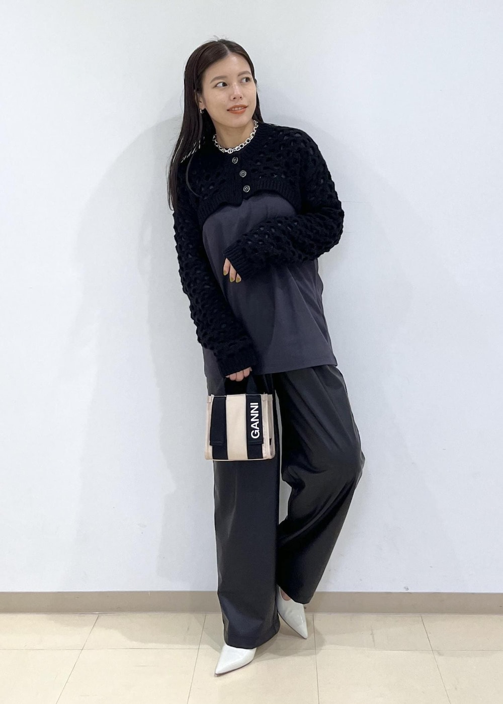 「GANNI、ガニー、ニット、ボレロ、ブラック、ハンドバッグ、長袖、ポインテッドトゥ、ヒール、初秋コーデ、秋コーデ、お出かけコーデ、モード、大人カジュアル、レイヤード」|「ADAM ET ROPE'のアイレットボレロカーディガン(カーディガン/ボレロ、ブラック系)」を使った、adamtanakaさん(レディース・158cm)の夏コーディネートの2枚目の写真