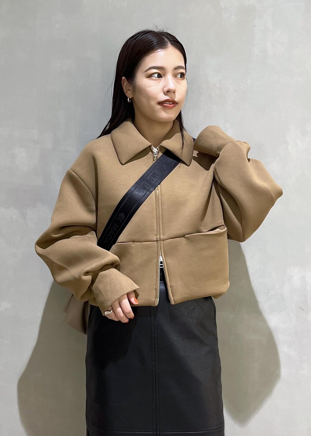 「スカート、タイトスカート、フェイクレザー、バッグ、ショルダーバッグ、ADAM ET ROPÉ、FEMME、SDGs、サステナブル、骨格ストレート、イエベ、モード、秋、秋コーデ、秋ファッション」｜「ADAM ET ROPE'のフェイクレザーロングスカート（スカート、ブラック系）」を使った、adamtanakaさん（レディース・158cm）の秋コーディネートの6枚目の写真