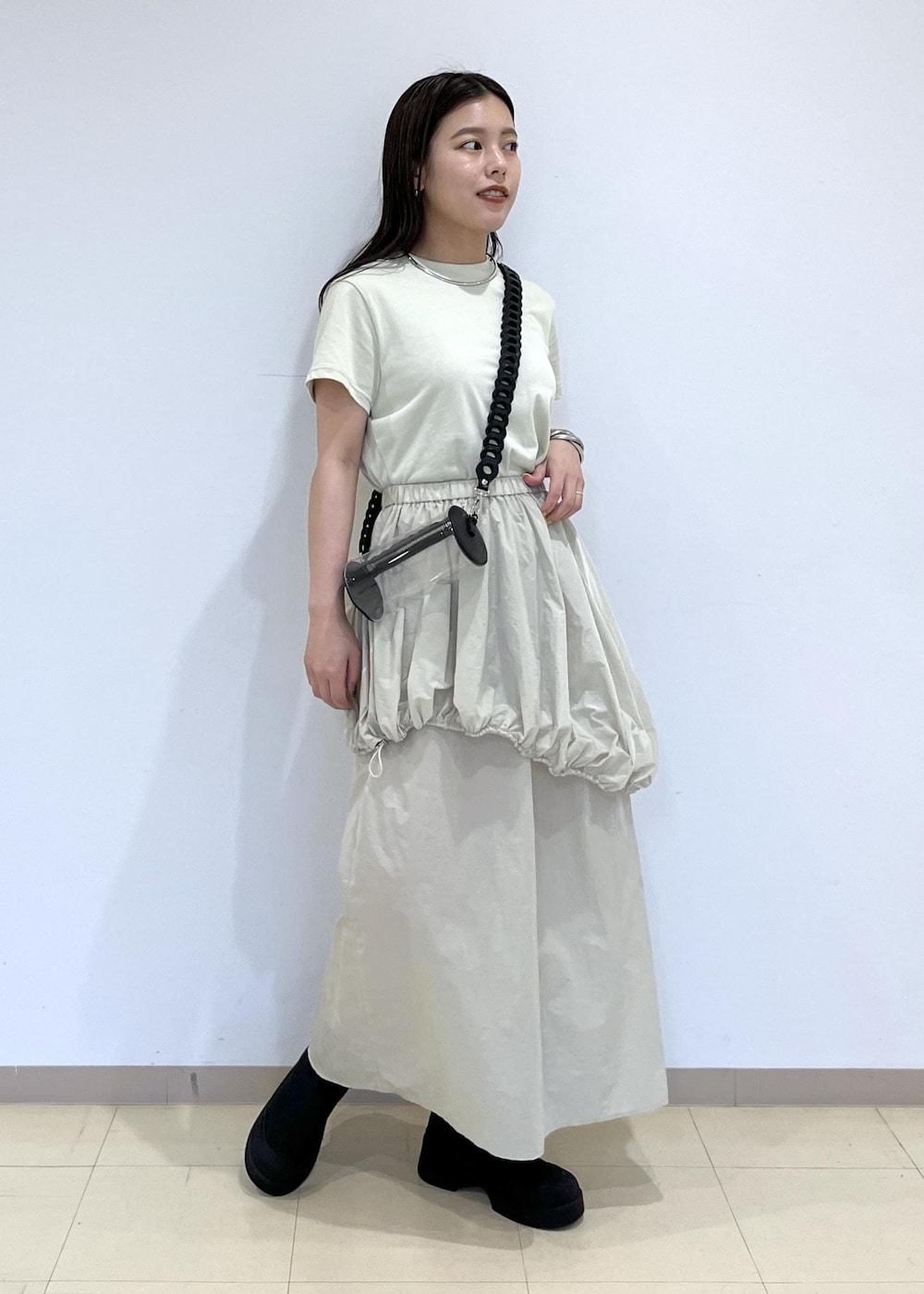 「24ss春の新作、24ss夏の新作、バッグ、ミニバッグ、Benamun、バングル、ワンピース、ADAM ET ROPÉ、FEMME、SDGs、サステナブル、骨格ストレート、イエベ、カジュアル、大人カジュアル」｜「ADAM ET ROPE'の【洗える】アシメバルーンワンピース（ワンピース、ベージュ系）」を使った、adamtanakaさん（レディース・158cm）の春コーディネートの3枚目の写真