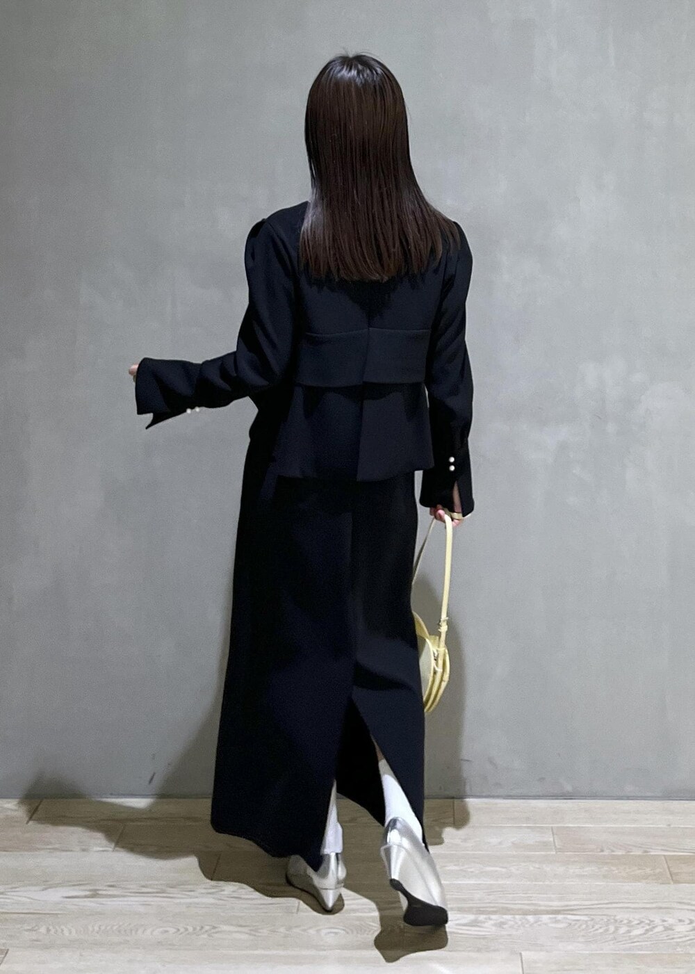 シルバー系のパンプスを着用したレディースの冬コーディネートの4枚目の写真