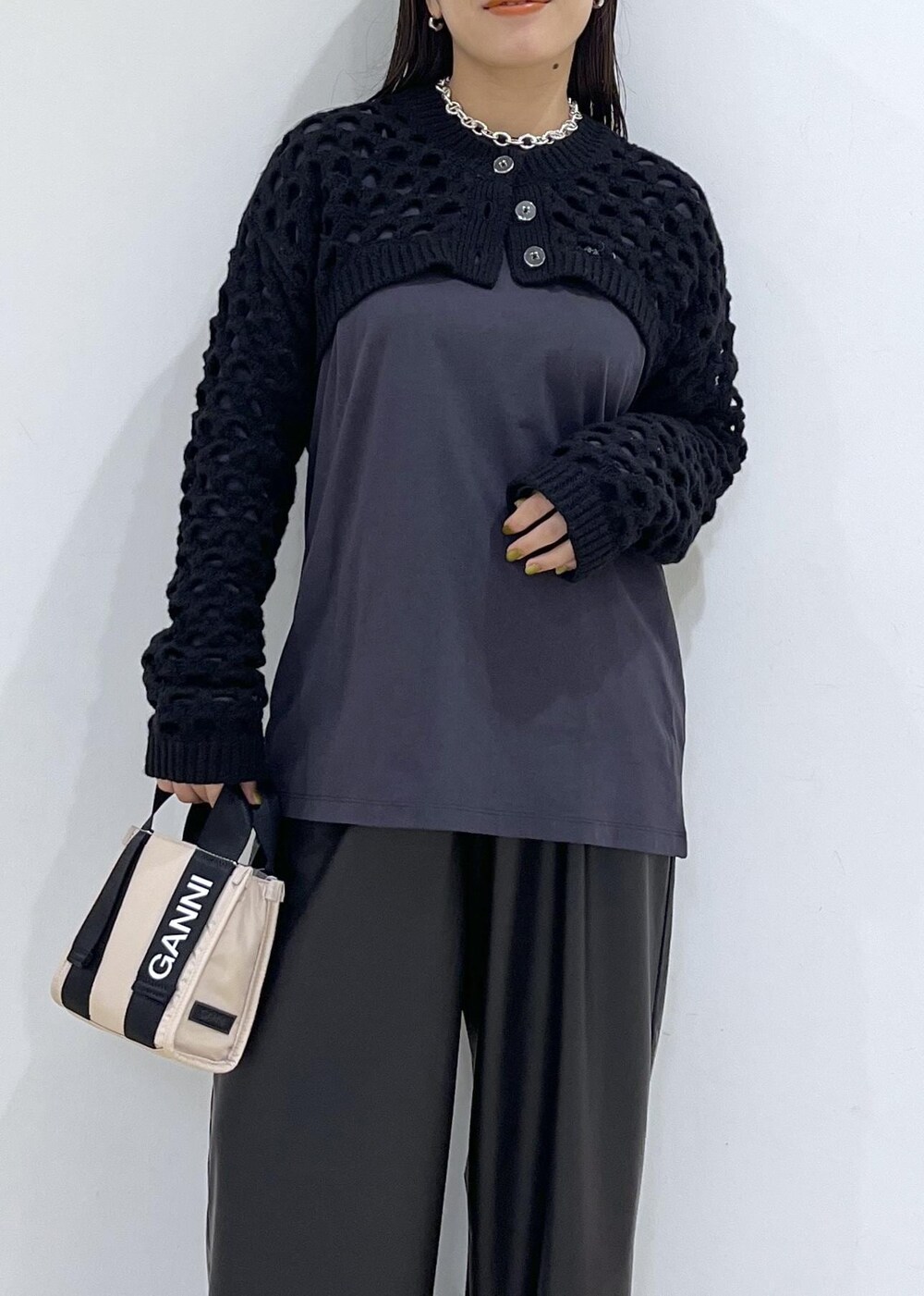 「GANNI、ガニー、ニット、ボレロ、ブラック、ハンドバッグ、長袖、ポインテッドトゥ、ヒール、初秋コーデ、秋コーデ、お出かけコーデ、モード、大人カジュアル、レイヤード」|「ADAM ET ROPE'のアイレットボレロカーディガン(カーディガン/ボレロ、ブラック系)」を使った、adamtanakaさん(レディース・158cm)の夏コーディネートの7枚目の写真