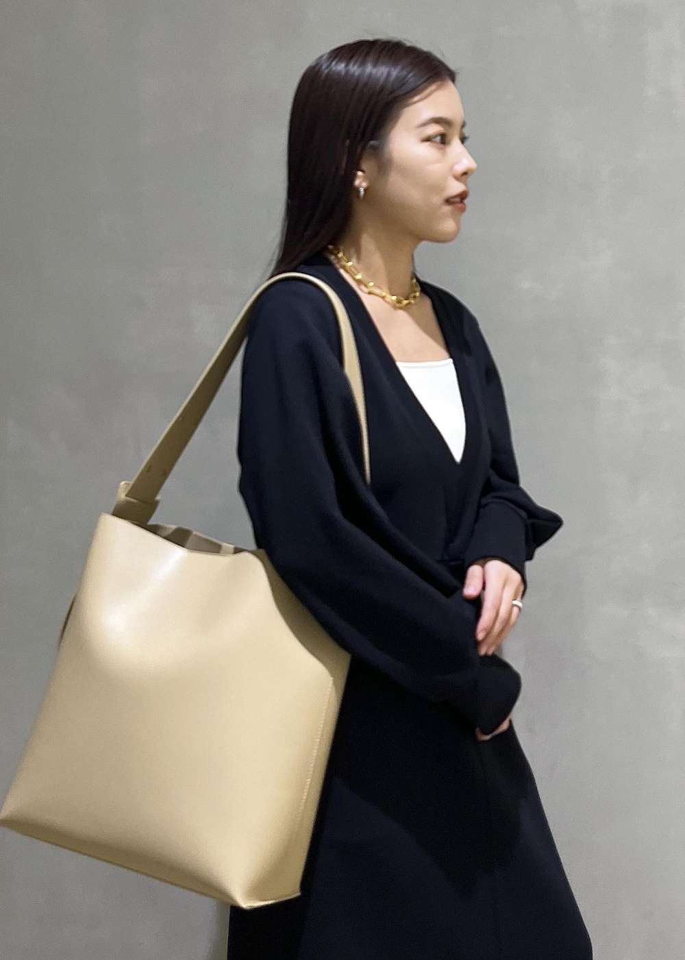 「バッグ、キャミソール、ブラック、ネックレス、アクセサリー、ADAM ET ROPÉ、FEMME、SDGs、サステナブル、骨格ストレート、イエベ、きれいめカジュアル、大人カジュアル、レイヤード、秋」｜「ADAM ET ROPE'の［新色追加］トラックソールストレッチブーツ（ブーツ、ブラック系）」を使った、adamtanakaさん（レディース・158cm）の秋コーディネートの8枚目の写真