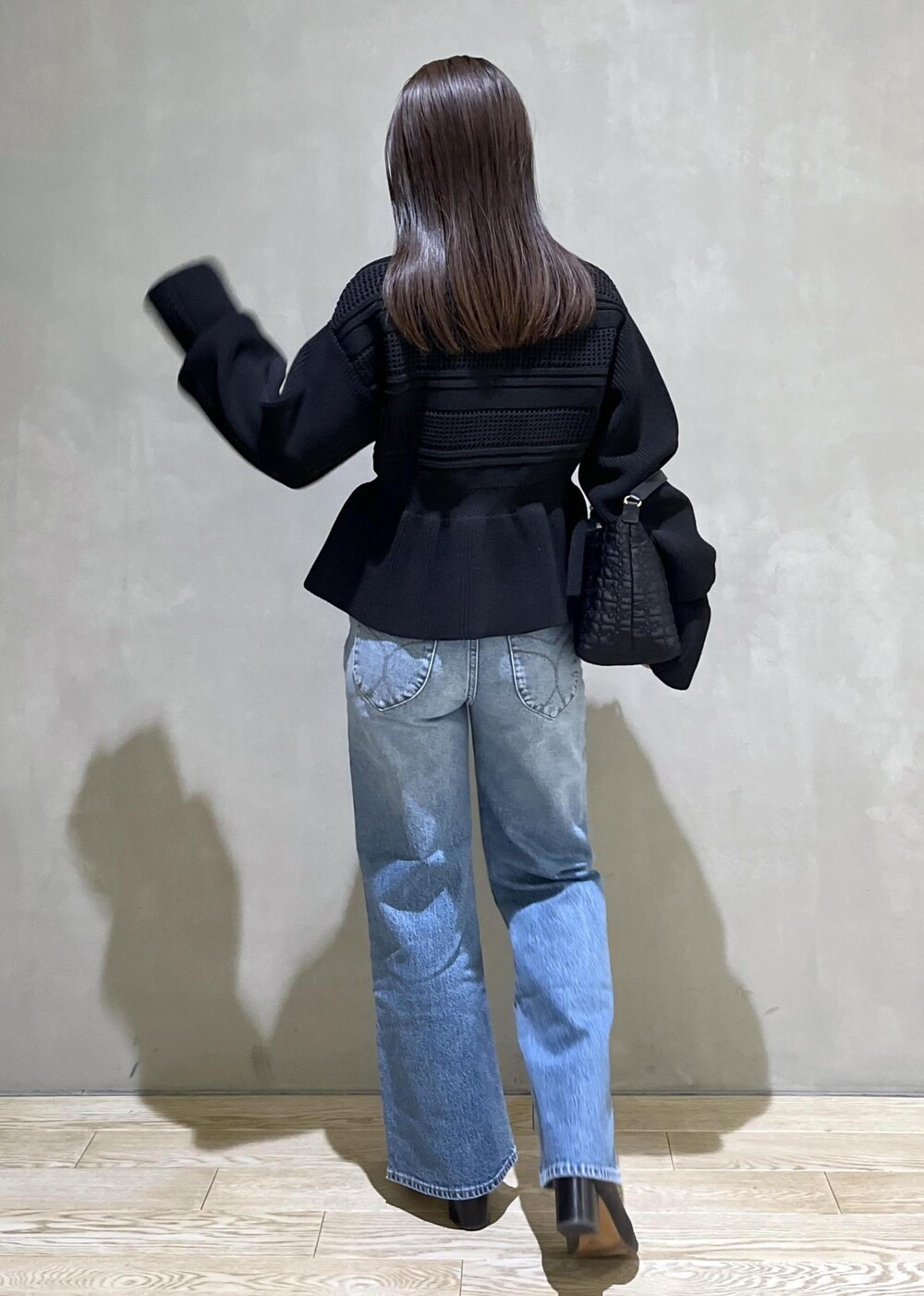 「ROLLAS、ローラス、ローラスデニム、GANNI、ガニー、WEB限定、WEB限定商品、WEB限定アイテム、AER、ペプラム、デニム、バッグ、ハンドバッグ、ブーツ、ブラックコーデ」｜「ADAM ET ROPE'のラムレザーミドルブーツ（ブーツ、ブラック系）」を使った、adamtanakaさん（レディース・158cm）の冬コーディネートの4枚目の写真