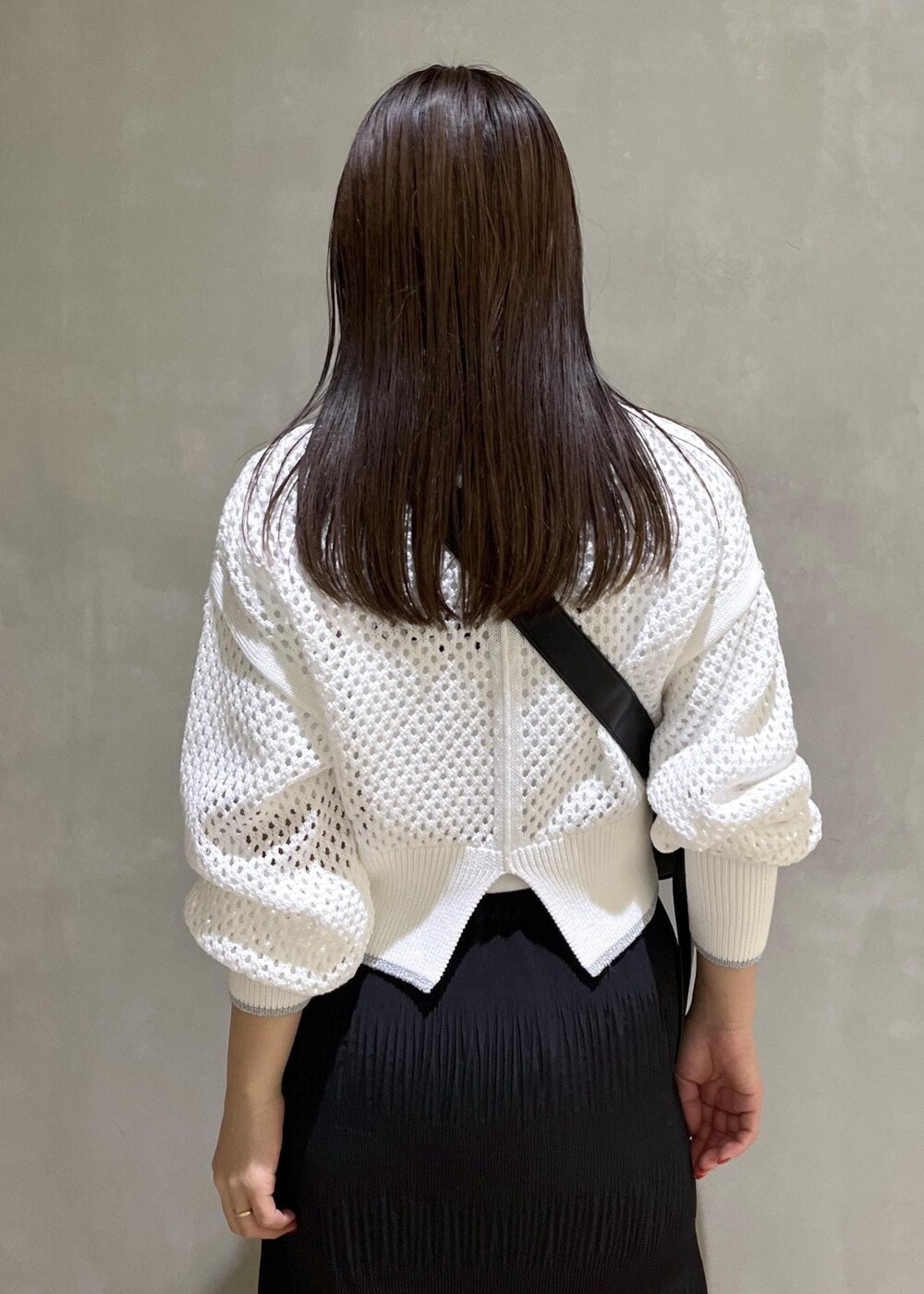 「24ss春の新作、WEB限定、WEB限定商品、WEB限定アイテム、tangtang、タンタン、Tシャツ、モノトーン、メッシュ、ニット、スカート、ロングスカート、スニーカー、LACOSTE、ラコステ」｜「ADAM ET ROPE'の【サステナブル】ムスビショルダーバッグ（ショルダーバッグ、ブラック系）」を使った、adamtanakaさん（レディース・158cm）の春コーディネートの8枚目の写真