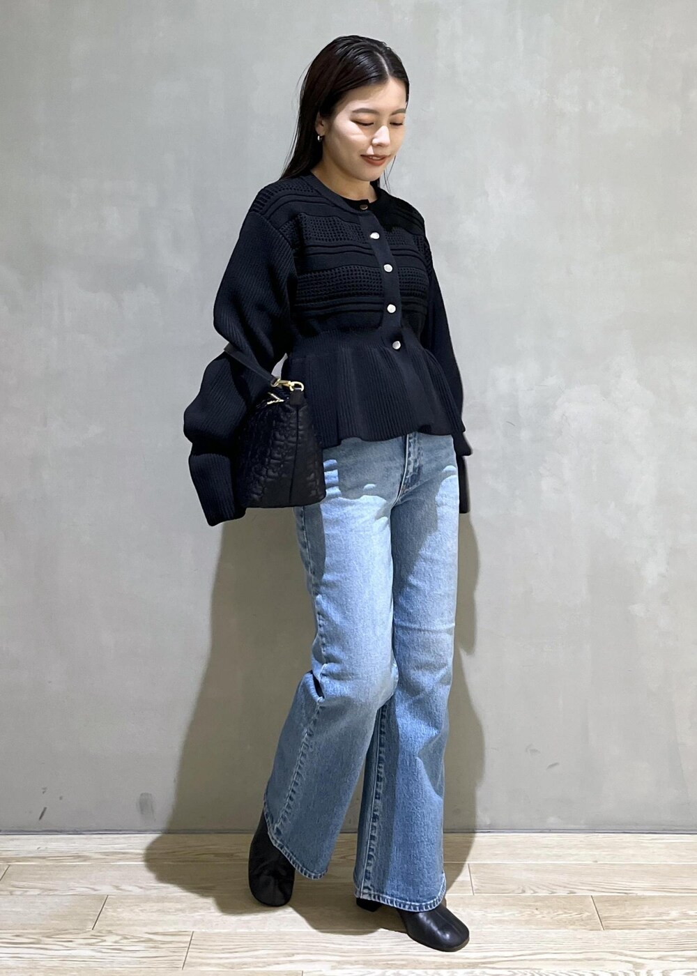 「ROLLAS、ローラス、ローラスデニム、GANNI、ガニー、WEB限定、WEB限定商品、WEB限定アイテム、AER、ペプラム、デニム、バッグ、ハンドバッグ、ブーツ、ブラックコーデ」｜「ADAM ET ROPE'のラムレザーミドルブーツ（ブーツ、ブラック系）」を使った、adamtanakaさん（レディース・158cm）の冬コーディネートの2枚目の写真