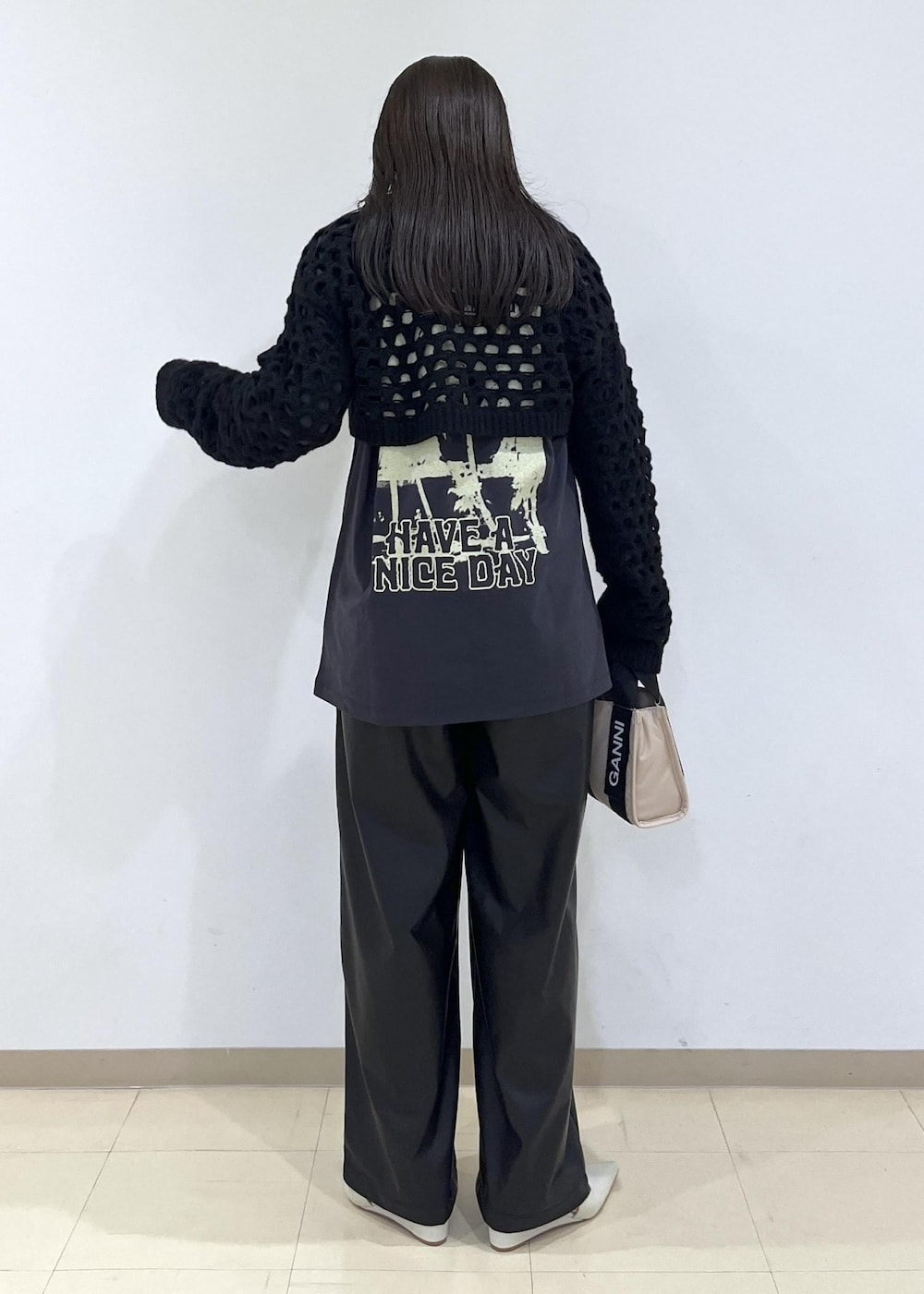 「GANNI、ガニー、ニット、ボレロ、ブラック、ハンドバッグ、長袖、ポインテッドトゥ、ヒール、初秋コーデ、秋コーデ、お出かけコーデ、モード、大人カジュアル、レイヤード」|「ADAM ET ROPE'のアイレットボレロカーディガン(カーディガン/ボレロ、ブラック系)」を使った、adamtanakaさん(レディース・158cm)の夏コーディネートの5枚目の写真