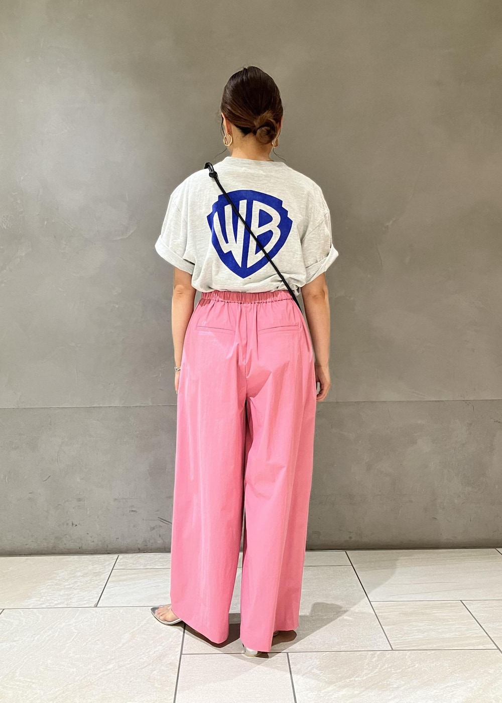 グレー系のTシャツ/カットソー、ピンク系のその他パンツを着用したレディースの夏コーディネートの3枚目の写真