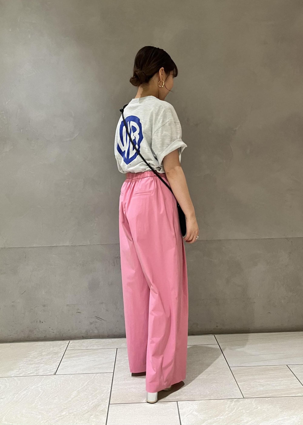 グレー系のTシャツ/カットソー、ピンク系のその他パンツを着用したレディースの夏コーディネートの2枚目の写真