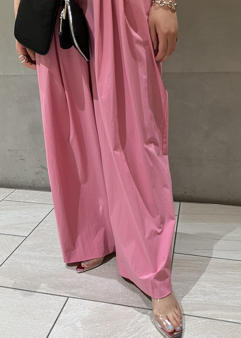 グレー系のTシャツ/カットソー、ピンク系のその他パンツを着用したレディースの夏コーディネートの4枚目の写真